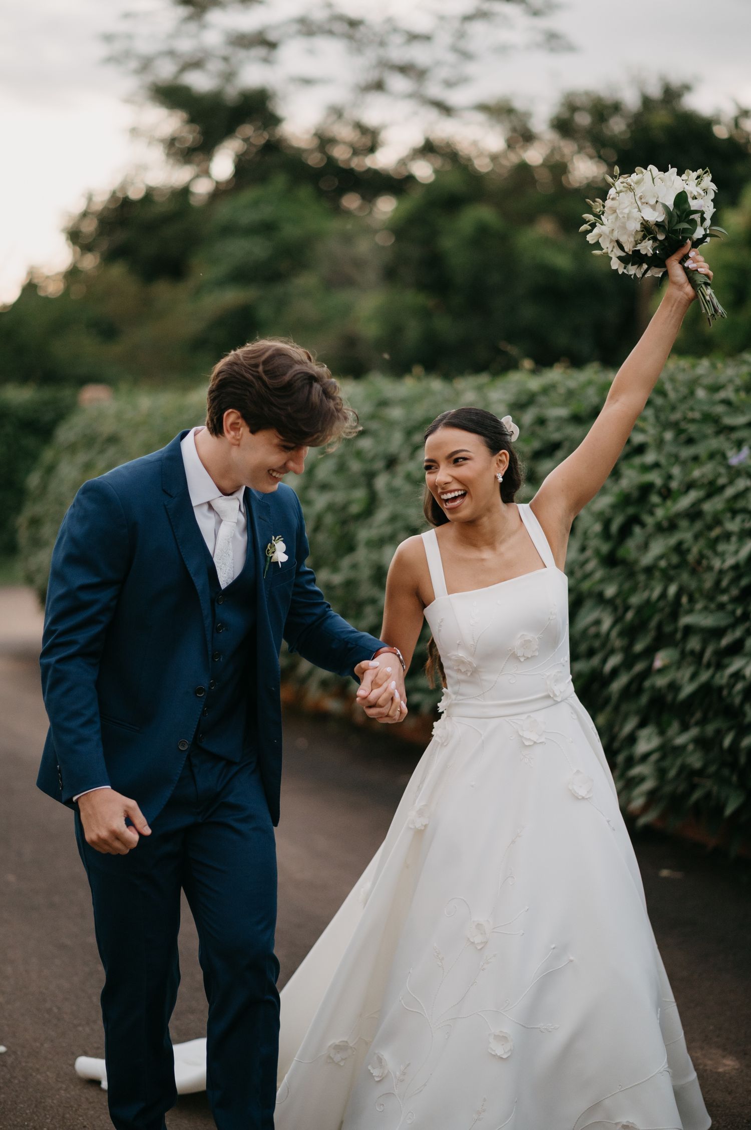 Casal comemorando na saida do casamento com buque para cima e felizes com Ever Two Fotografia