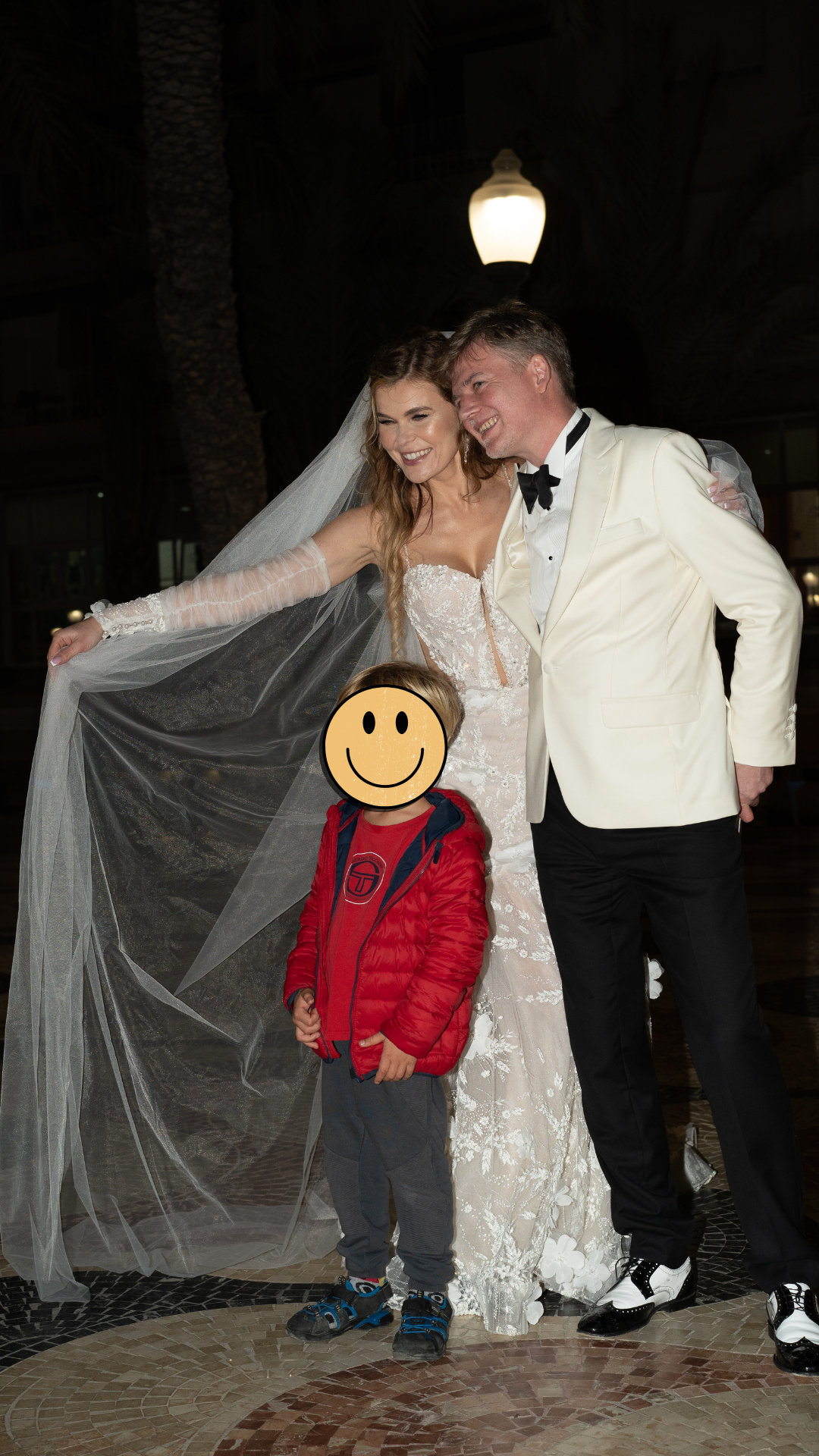 Nocna sesja ślubna w Alicante. Para młoda pozuje z turystami. Spontaniczne i wesołe zdjęcia na Costa Blanca.