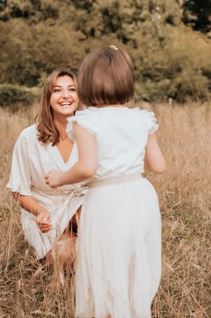 mommy and me momentje tussen de hoge grassen tijdens een golden hour shoot in Ieper.