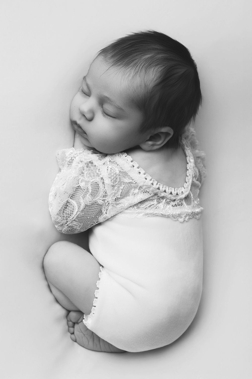 Photo noir et blanc d'un nouveau-né réalisée en studio à Fléac.