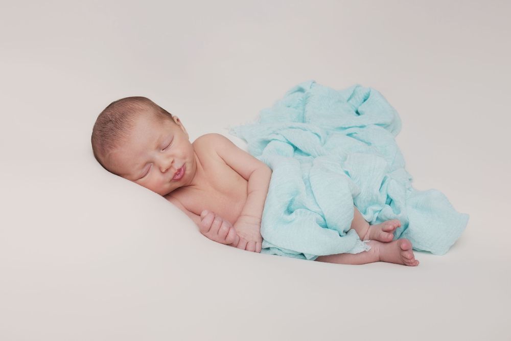 Nouveau-né endormi lors d'une séance photo naissance au studio de Fléac près d'Angoulême en Charente.
