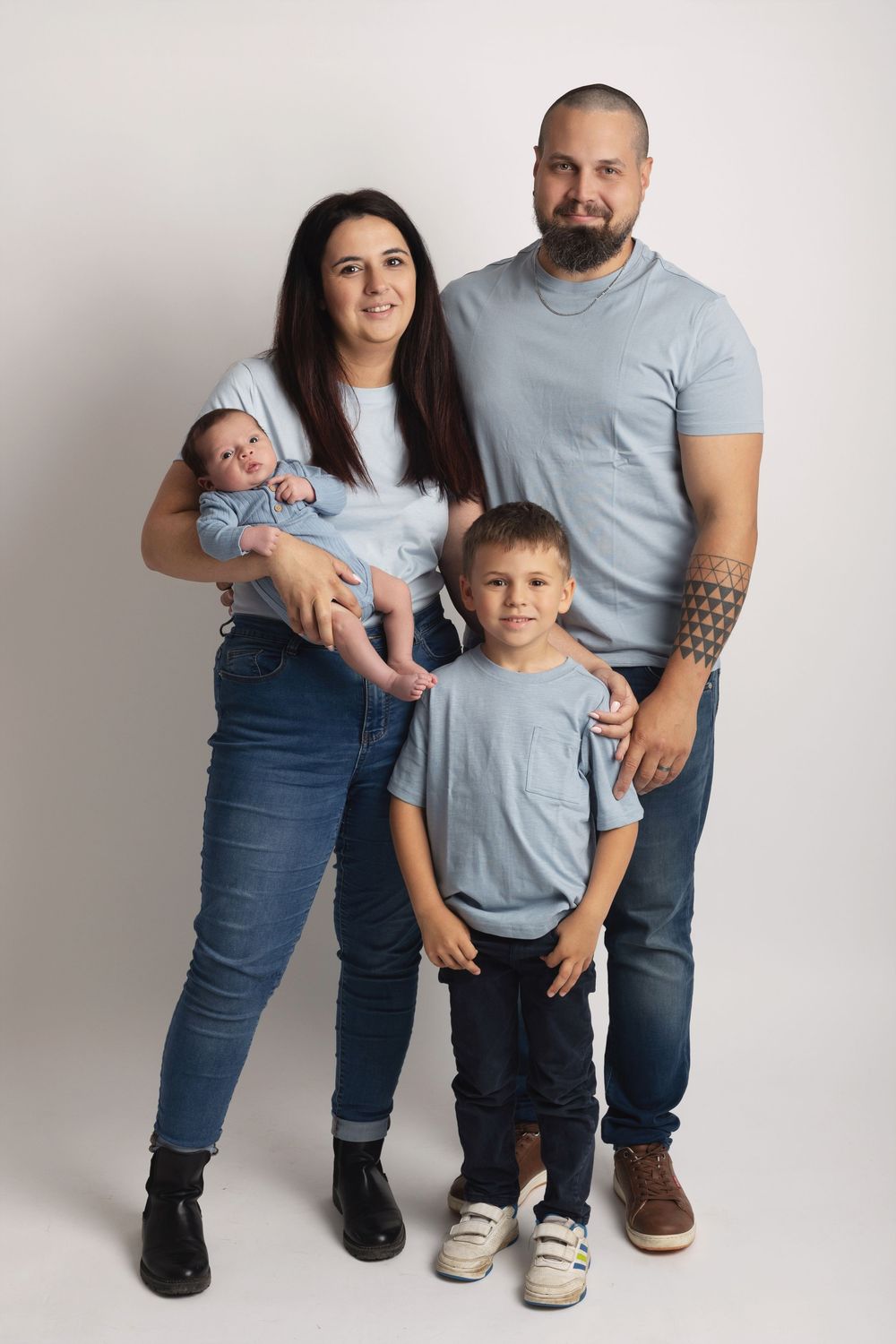 Parents et enfants réunis lors d'une séance photo naissance en studio à Fléac en Charente.