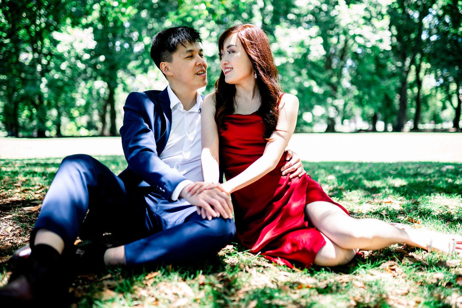 Melbourne photographer Pei A Photography capturing a casual couple sitting on the ground for their engagement photos in Carlton gardens