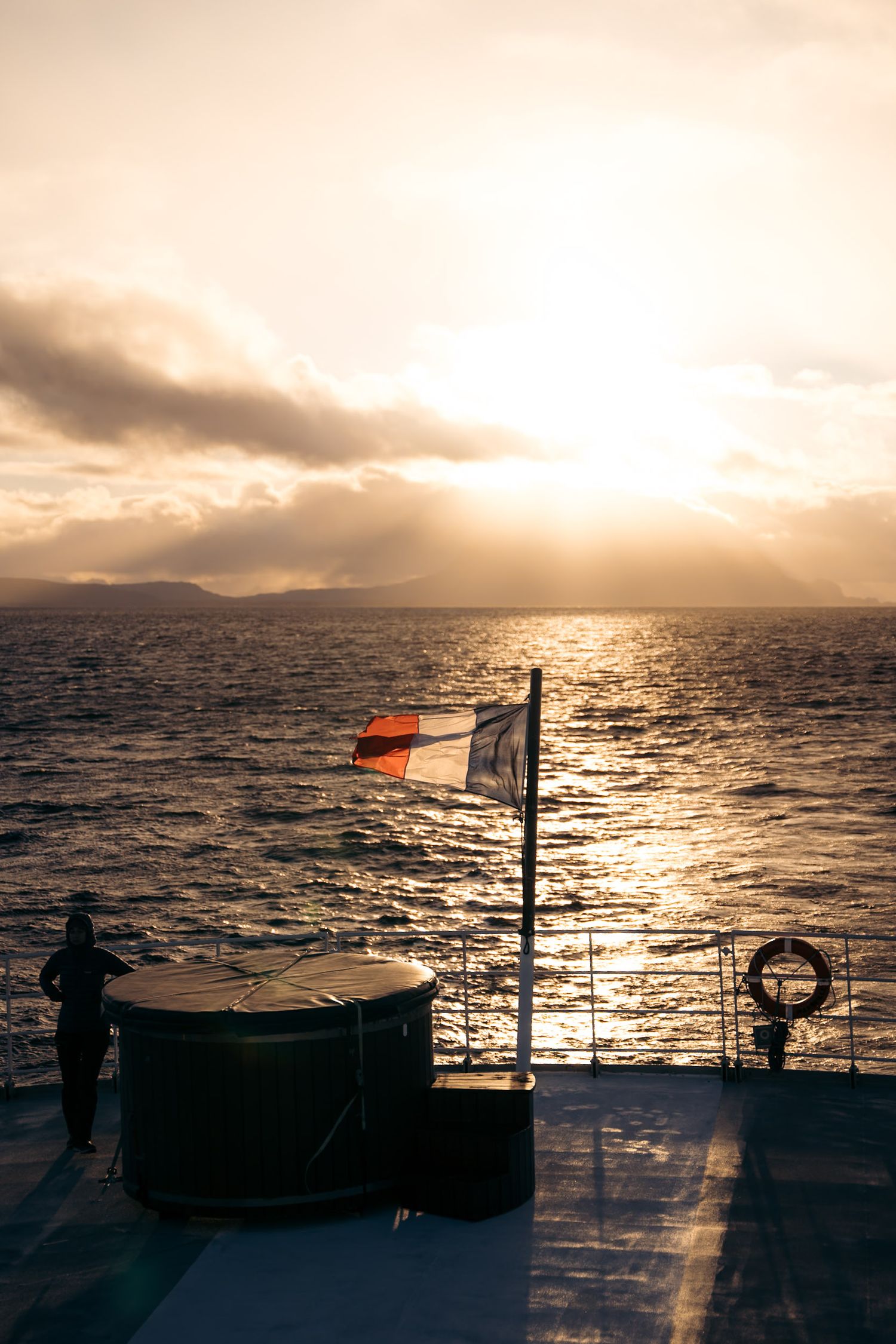 coucher de soleil depuis le pont du navire polarfront dans les fjords norvégiens
