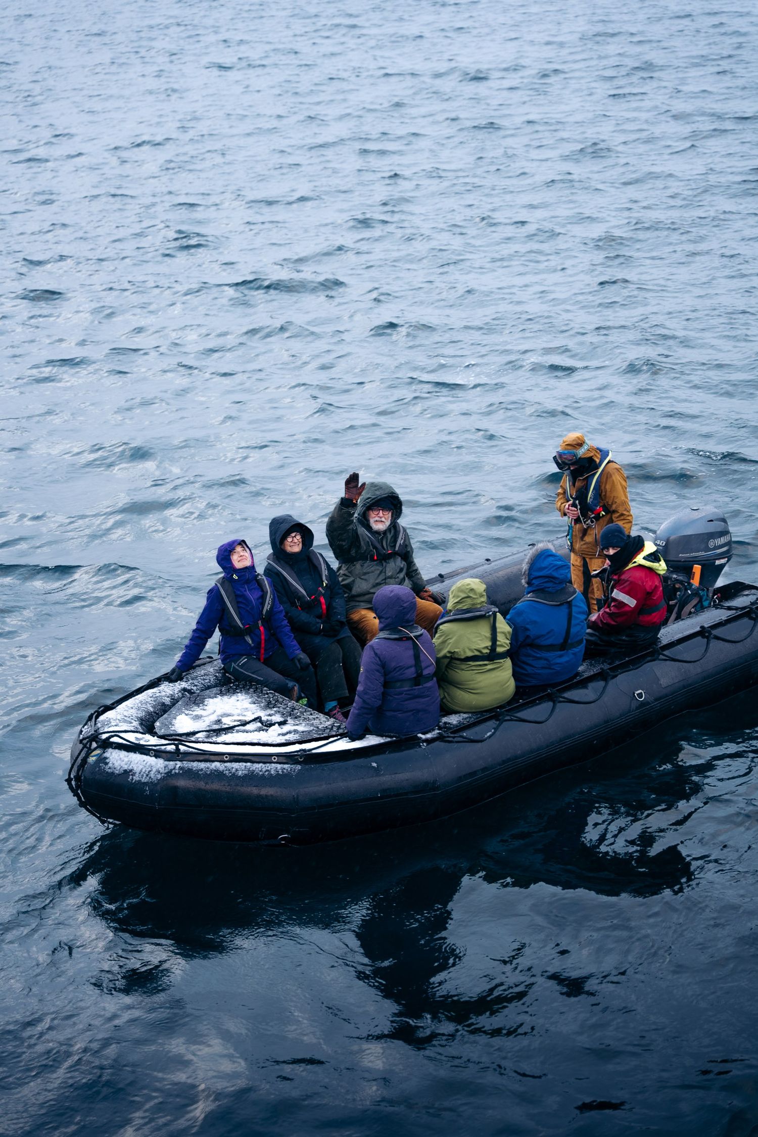 passager de croisière arctique sur un zodiac