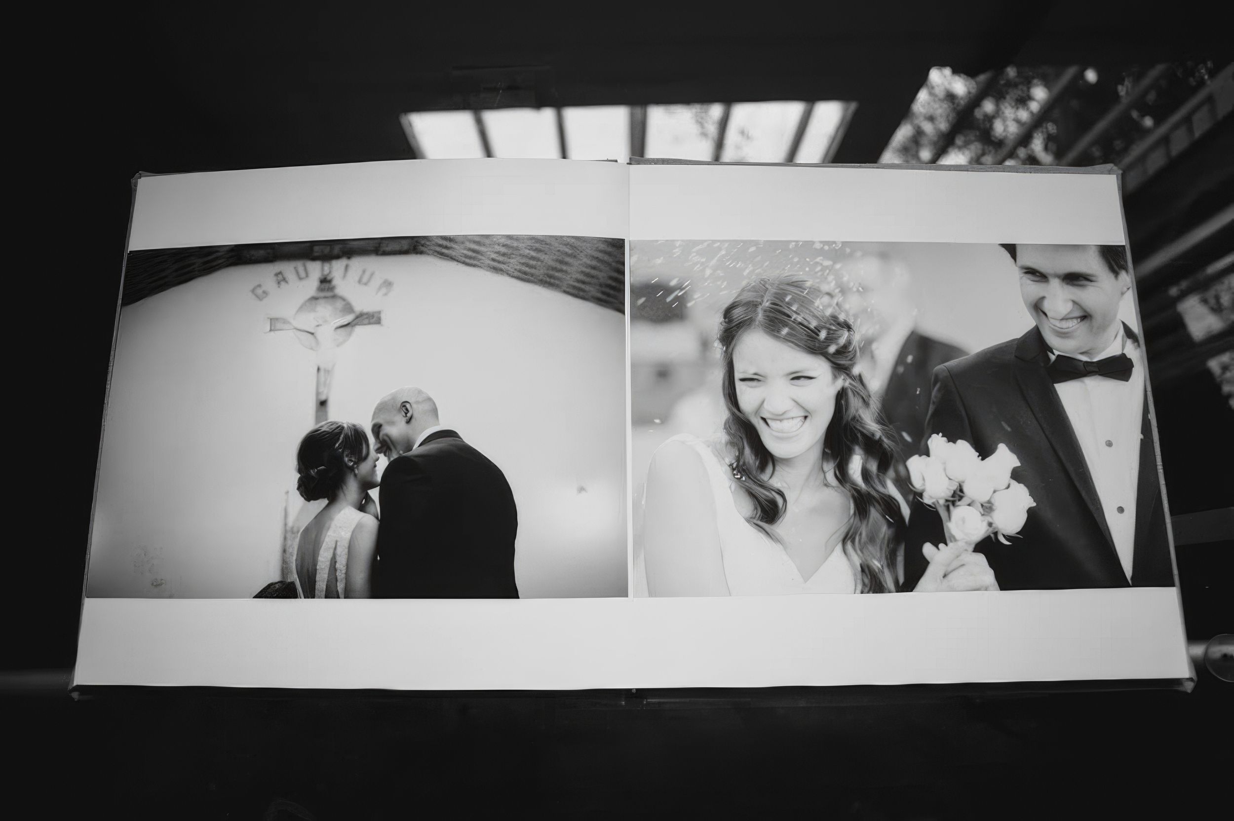 Open wedding photo album showing black and white images of a bride and groom at a church.  Fotógrafo en Formosa