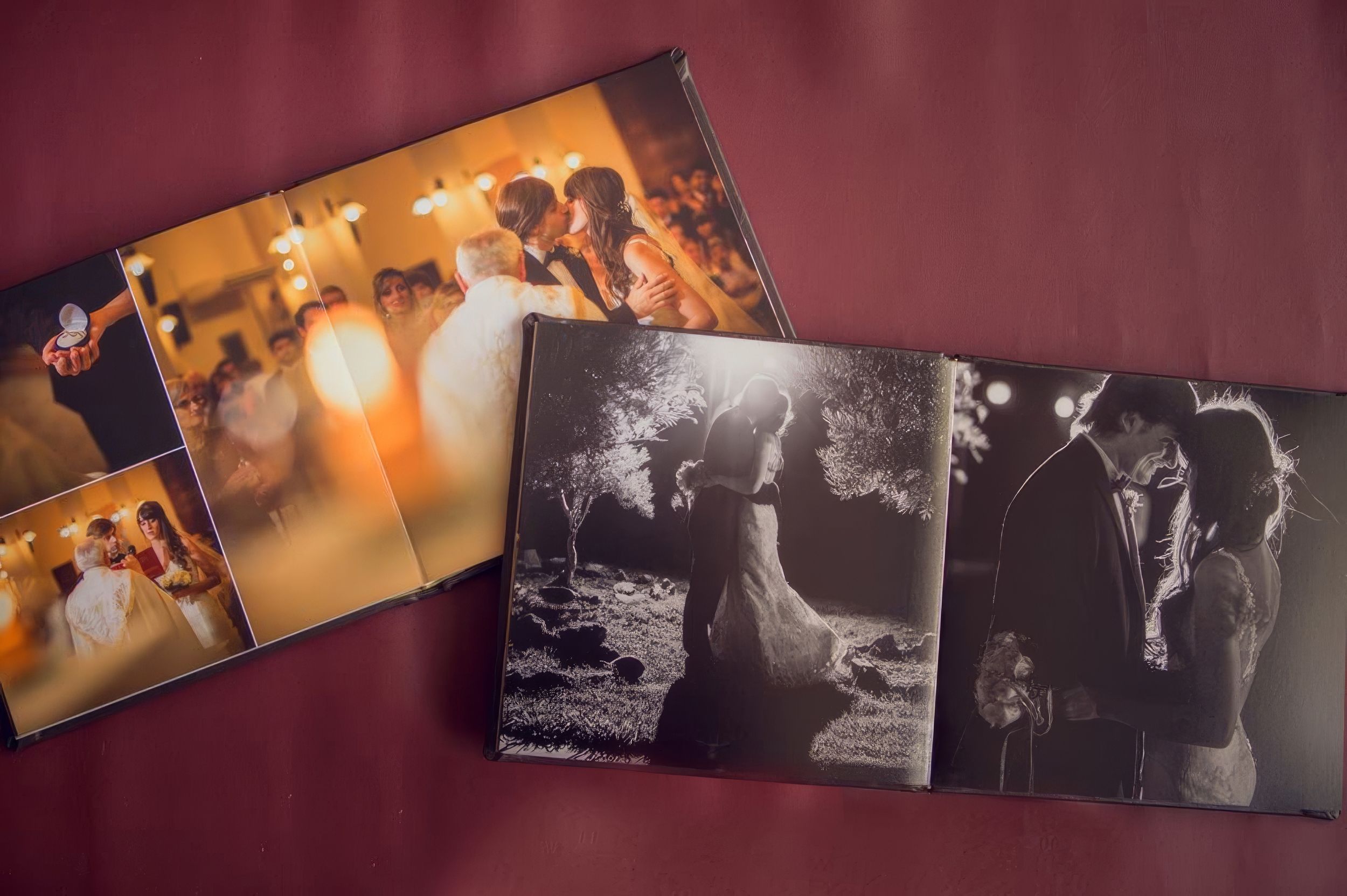 Two open wedding photo albums displaying romantic black and white and color photographs.  Fotógrafo en Formosa