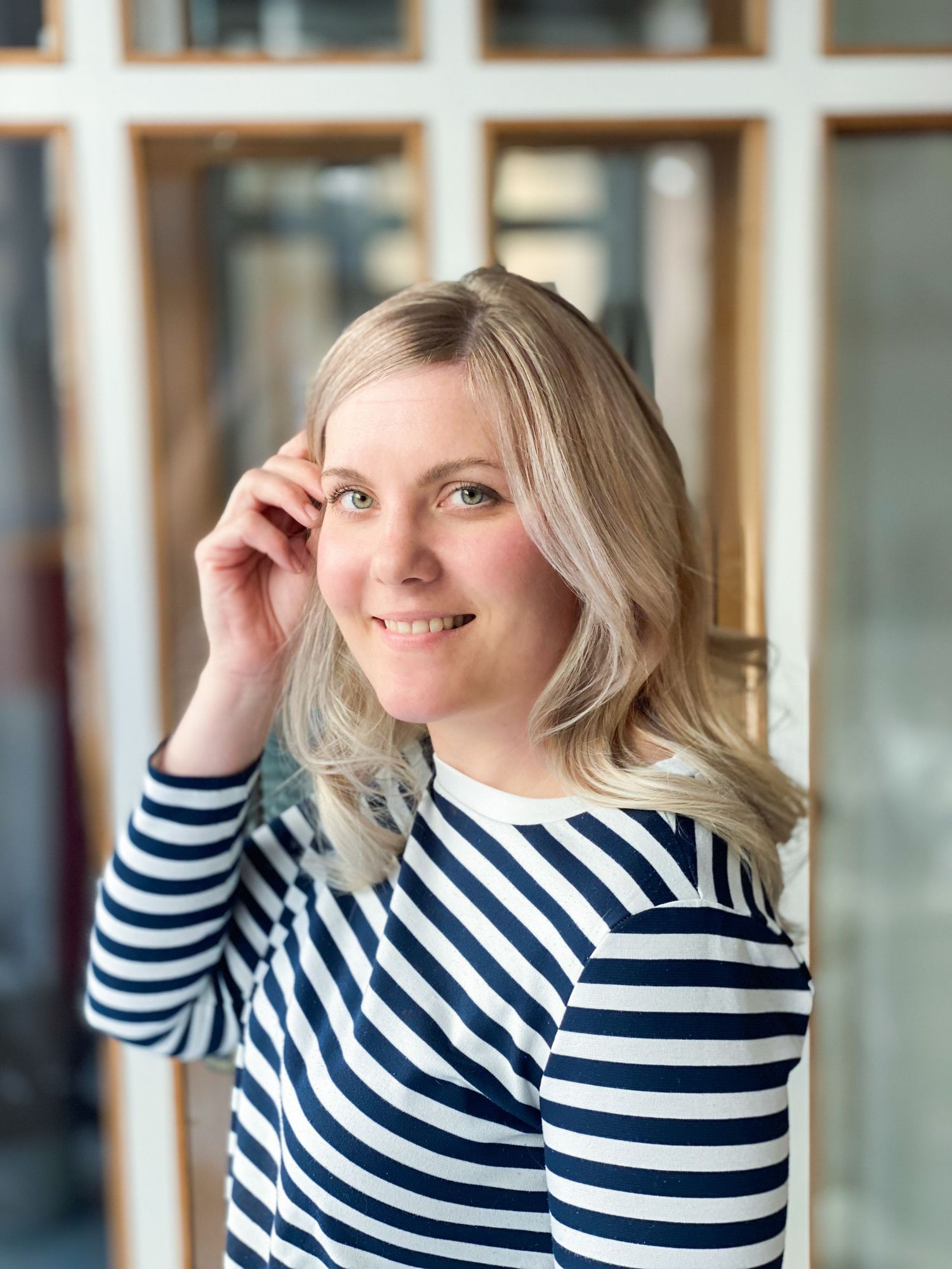 Viileä blondi on pysyvä trendi suomalaisessa hiusmuodissa. Ammattitaitoinen kampaaja osaa toteuttaa värin hyvällä maulla.