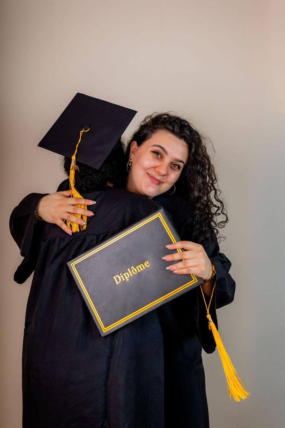 Etudiantes de l'université clermont auvergne qui reçoivent leur diplôme