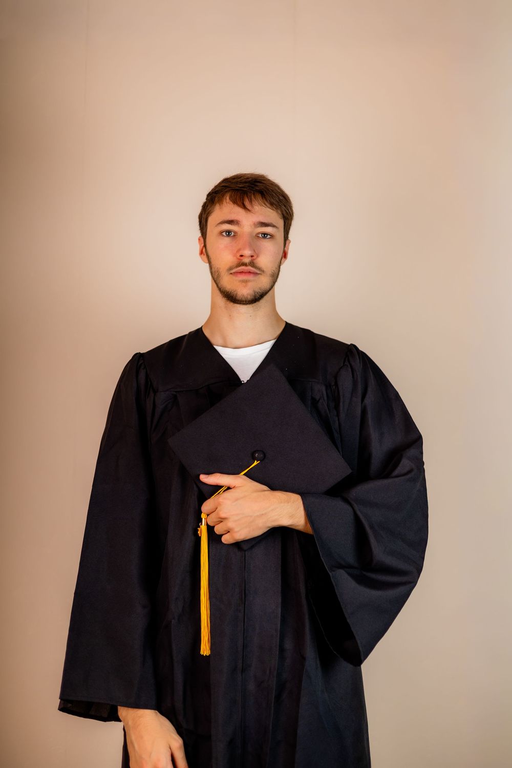 Etudiant en droit qui pose pour fêter son diplôme durement acquis.