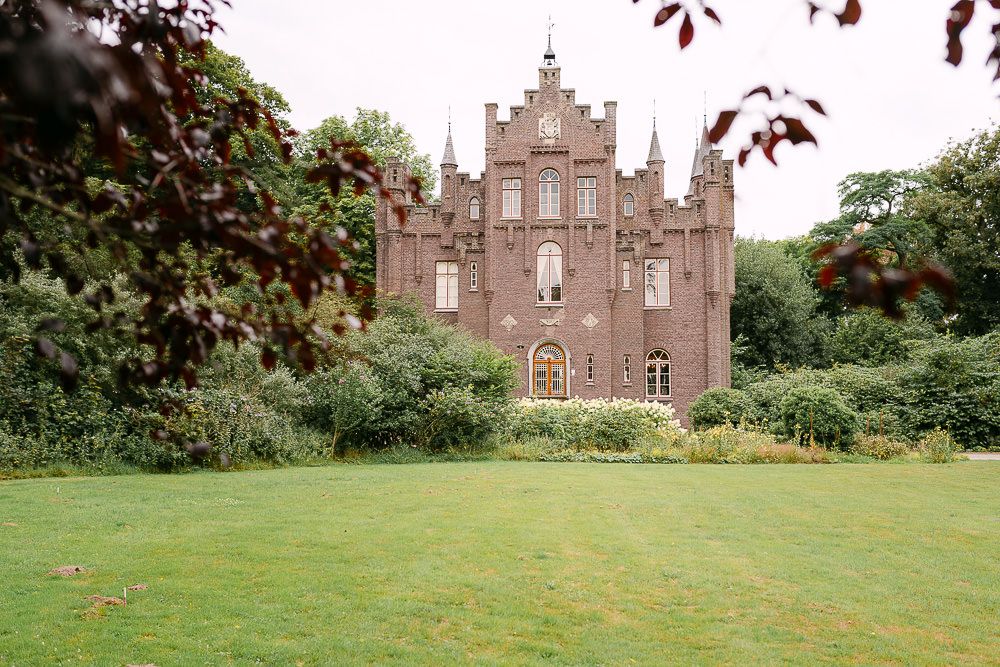 Wide view of the historic Kasteel Aerwinkel, a luxury wedding venue in the Netherlands.