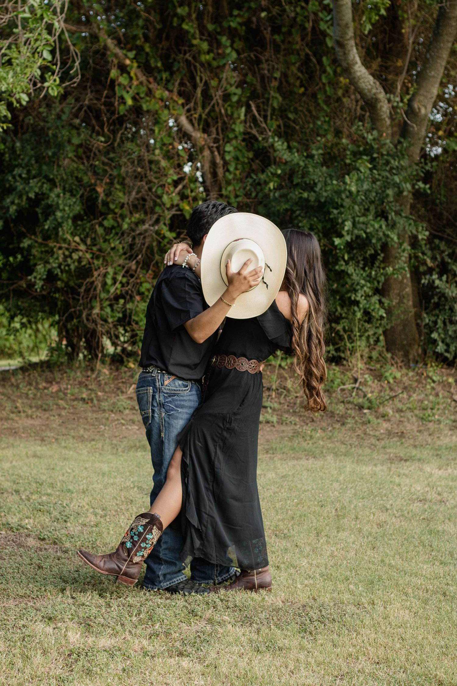 DFW Couples Photos Birds Fort Trail Park Country Aesthetic Tree background Dallas Texas