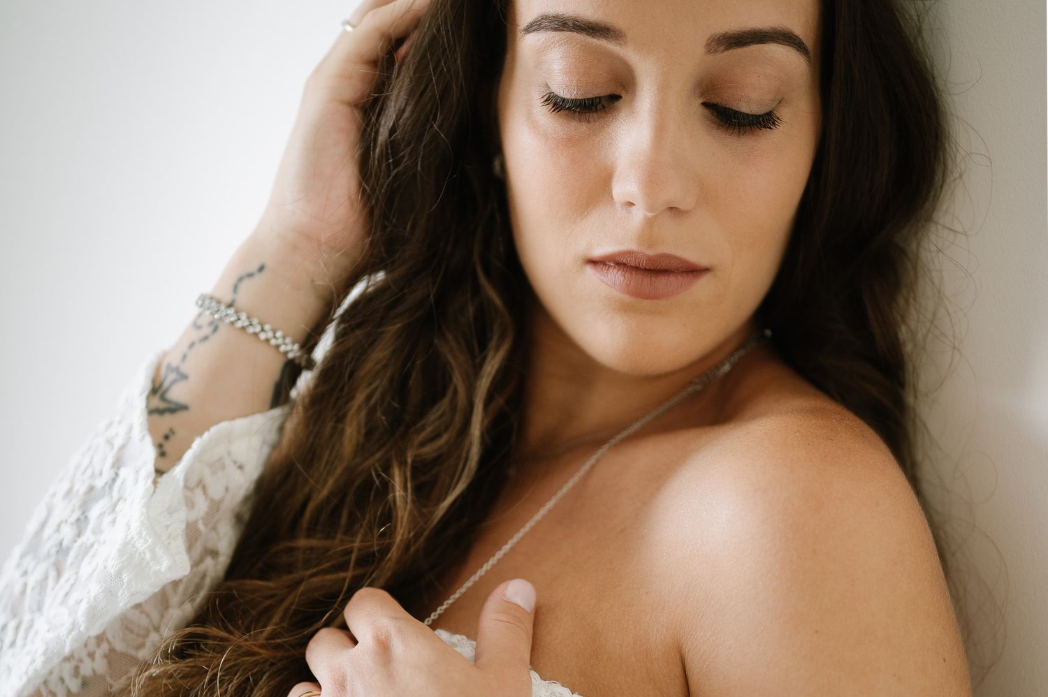 Ritratto mamma in gravidanza, servizio maternity a luce naturale. Abito premaman, trucco donna. Paolo Castagnedi fotografo