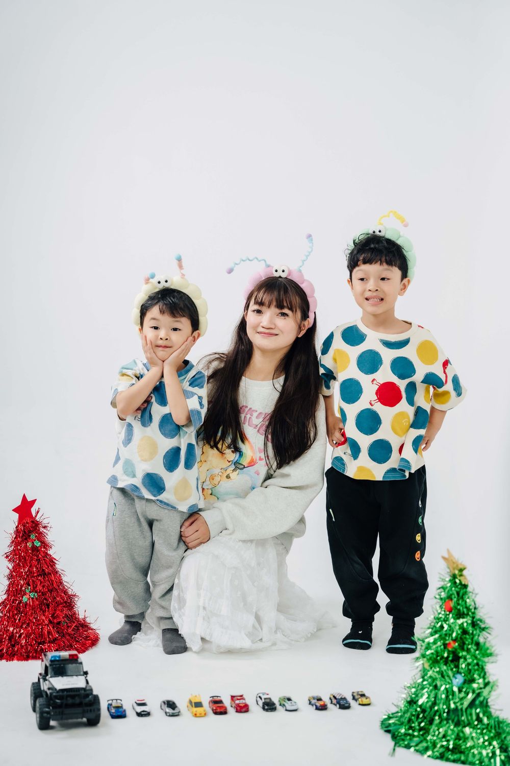 渴望影像除了婚禮攝影外還專注於家庭寫真與親子攝影，透過自然互動與生活感構圖，這次2025聖誕節企劃，我們結合了插畫家阿惠Ahui插畫風格，記錄親子之間最真實的陪伴時刻。我們渴望影像提供南部地區家庭寫真、親子寫真、閨蜜寫真以及節慶主題的拍攝，讓珍貴回憶在每一年都能被好好地保存下來。