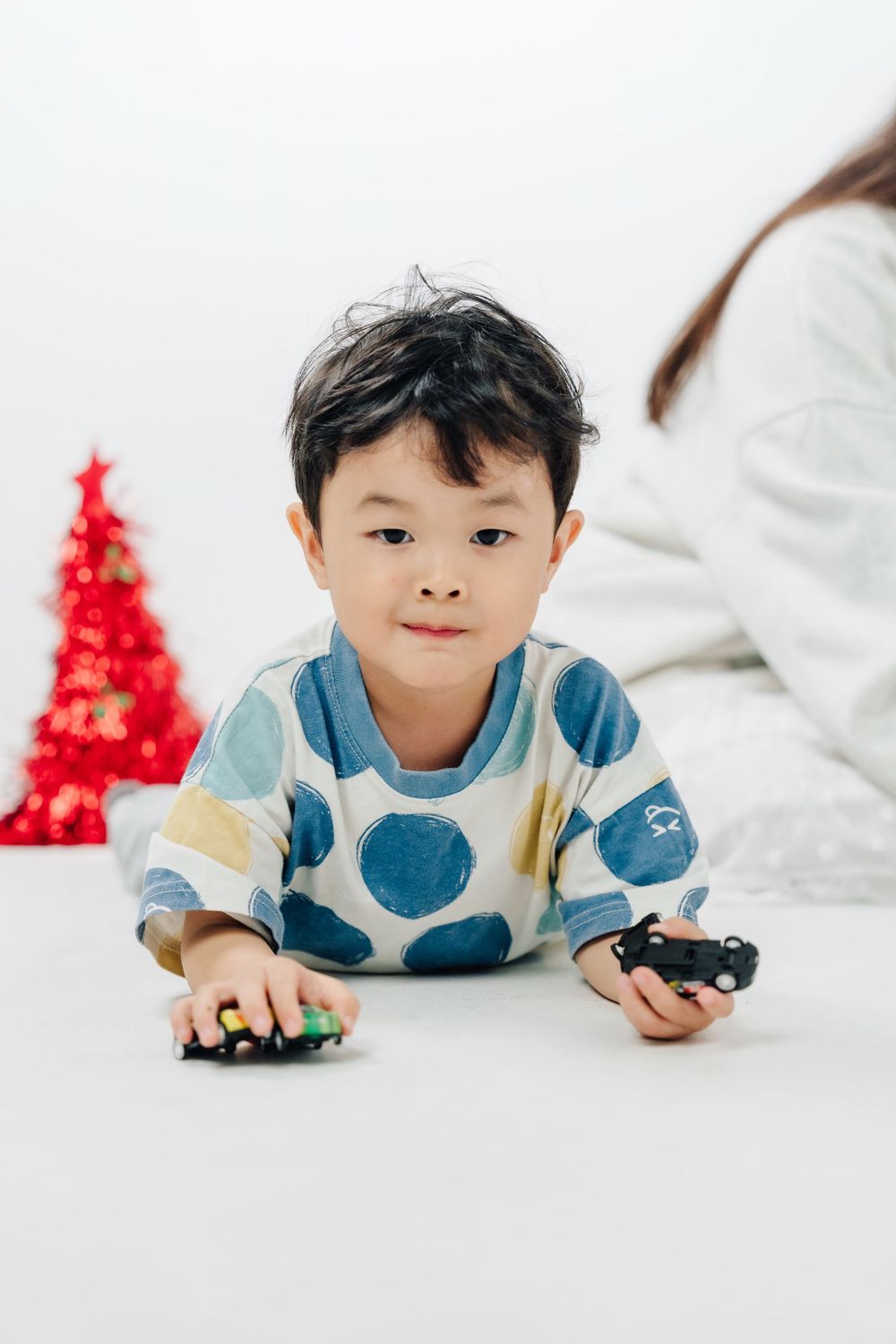 渴望影像除了婚禮攝影外還專注於家庭寫真與親子攝影，透過自然互動與生活感構圖，這次2025聖誕節企劃，我們結合了插畫家阿惠Ahui插畫風格，記錄親子之間最真實的陪伴時刻。我們渴望影像提供南部地區家庭寫真、親子寫真、閨蜜寫真以及節慶主題的拍攝，讓珍貴回憶在每一年都能被好好地保存下來。