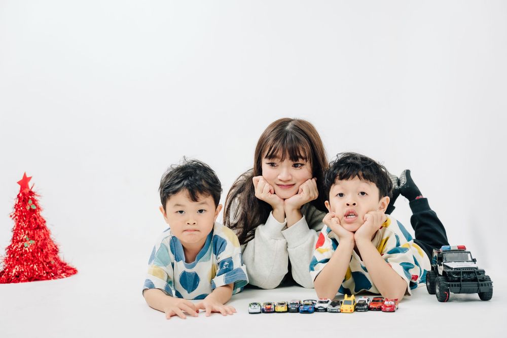 渴望影像除了婚禮攝影外還專注於家庭寫真與親子攝影，透過自然互動與生活感構圖，這次2025聖誕節企劃，我們結合了插畫家阿惠Ahui插畫風格，記錄親子之間最真實的陪伴時刻。我們渴望影像提供南部地區家庭寫真、親子寫真、閨蜜寫真以及節慶主題的拍攝，讓珍貴回憶在每一年都能被好好地保存下來。