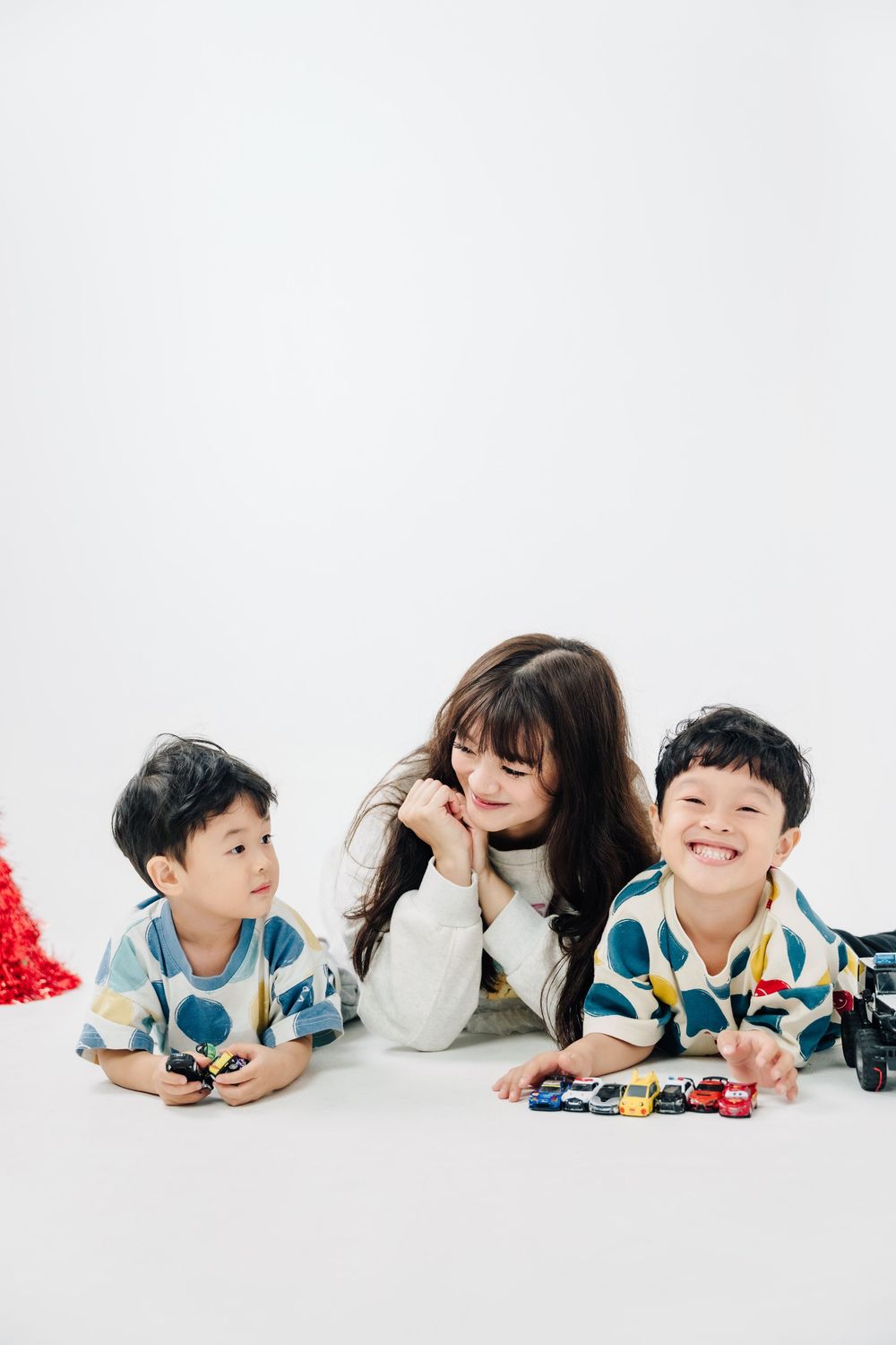 渴望影像除了婚禮攝影外還專注於家庭寫真與親子攝影，透過自然互動與生活感構圖，這次2025聖誕節企劃，我們結合了插畫家阿惠Ahui插畫風格，記錄親子之間最真實的陪伴時刻。我們渴望影像提供南部地區家庭寫真、親子寫真、閨蜜寫真以及節慶主題的拍攝，讓珍貴回憶在每一年都能被好好地保存下來。