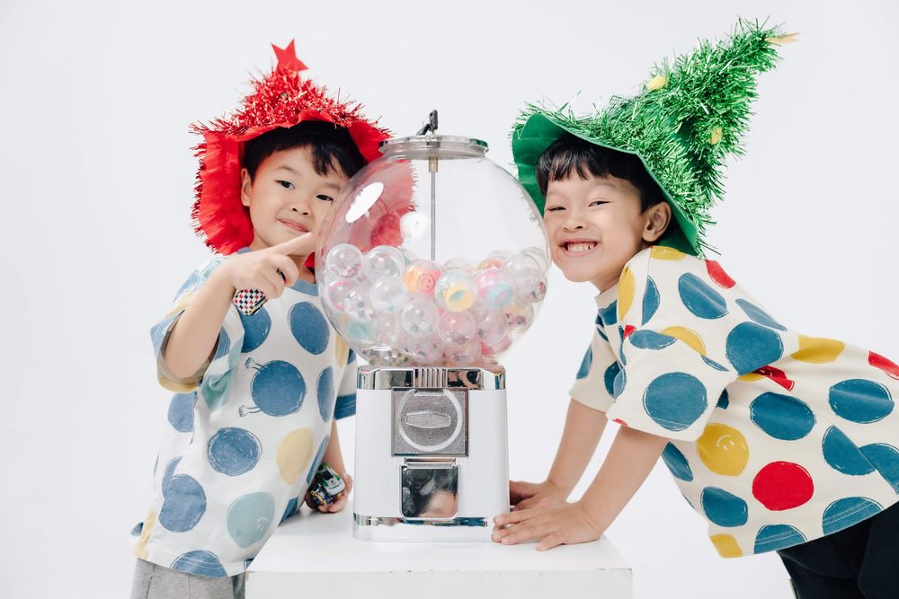 渴望影像除了婚禮攝影外還專注於家庭寫真與親子攝影，透過自然互動與生活感構圖，這次2025聖誕節企劃，我們結合了插畫家阿惠Ahui插畫風格，記錄親子之間最真實的陪伴時刻。我們渴望影像提供南部地區家庭寫真、親子寫真、閨蜜寫真以及節慶主題的拍攝，讓珍貴回憶在每一年都能被好好地保存下來。