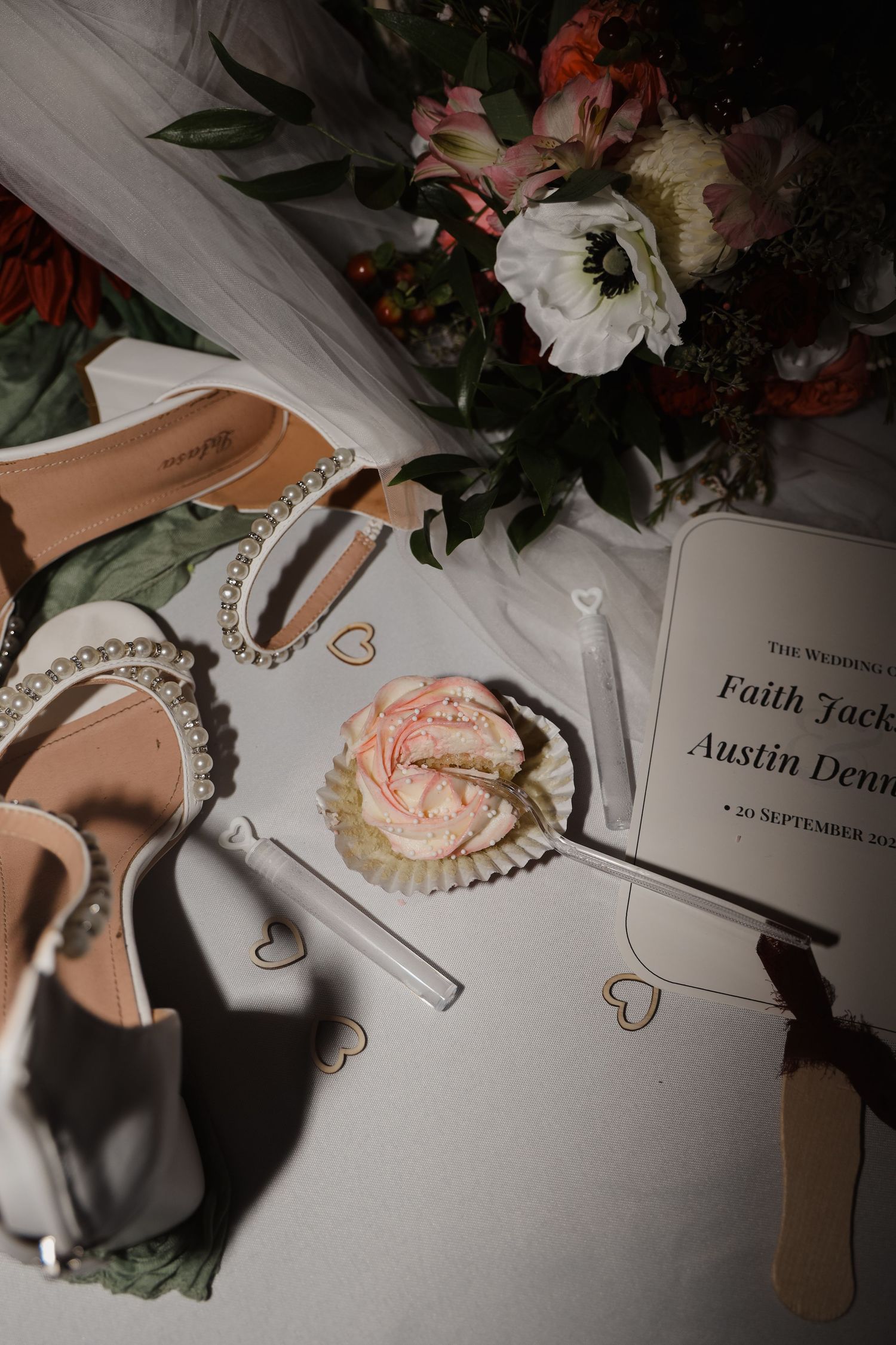 Kentucky wedding photography with candid couple moments