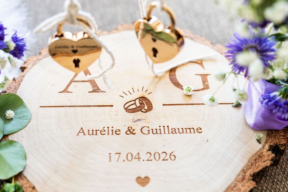 Personalized wooden wedding sign for Aurélie & Guillaume dated 17.04.2026 with heart locks and rings.
