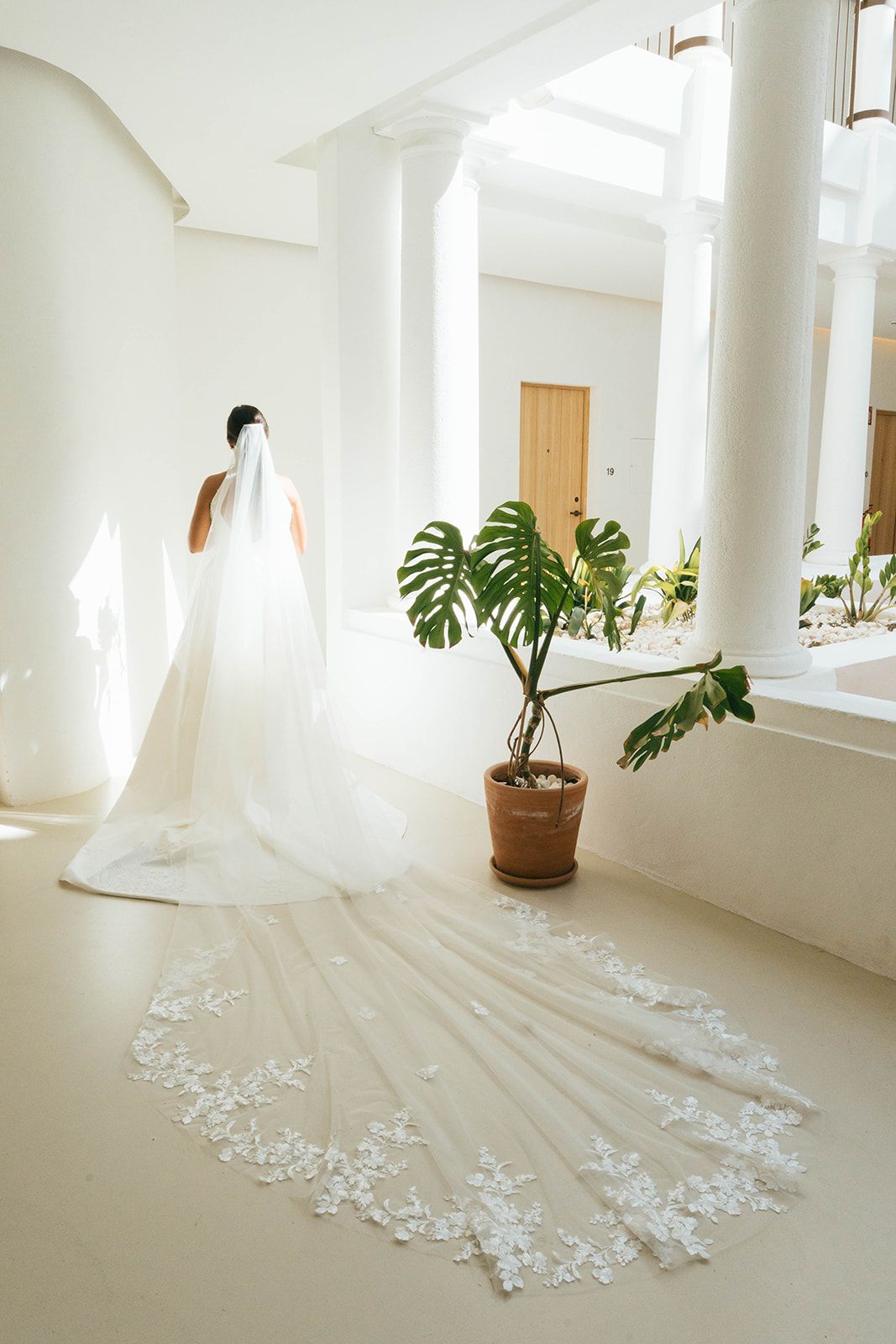 Bride with a long veil in Malaga