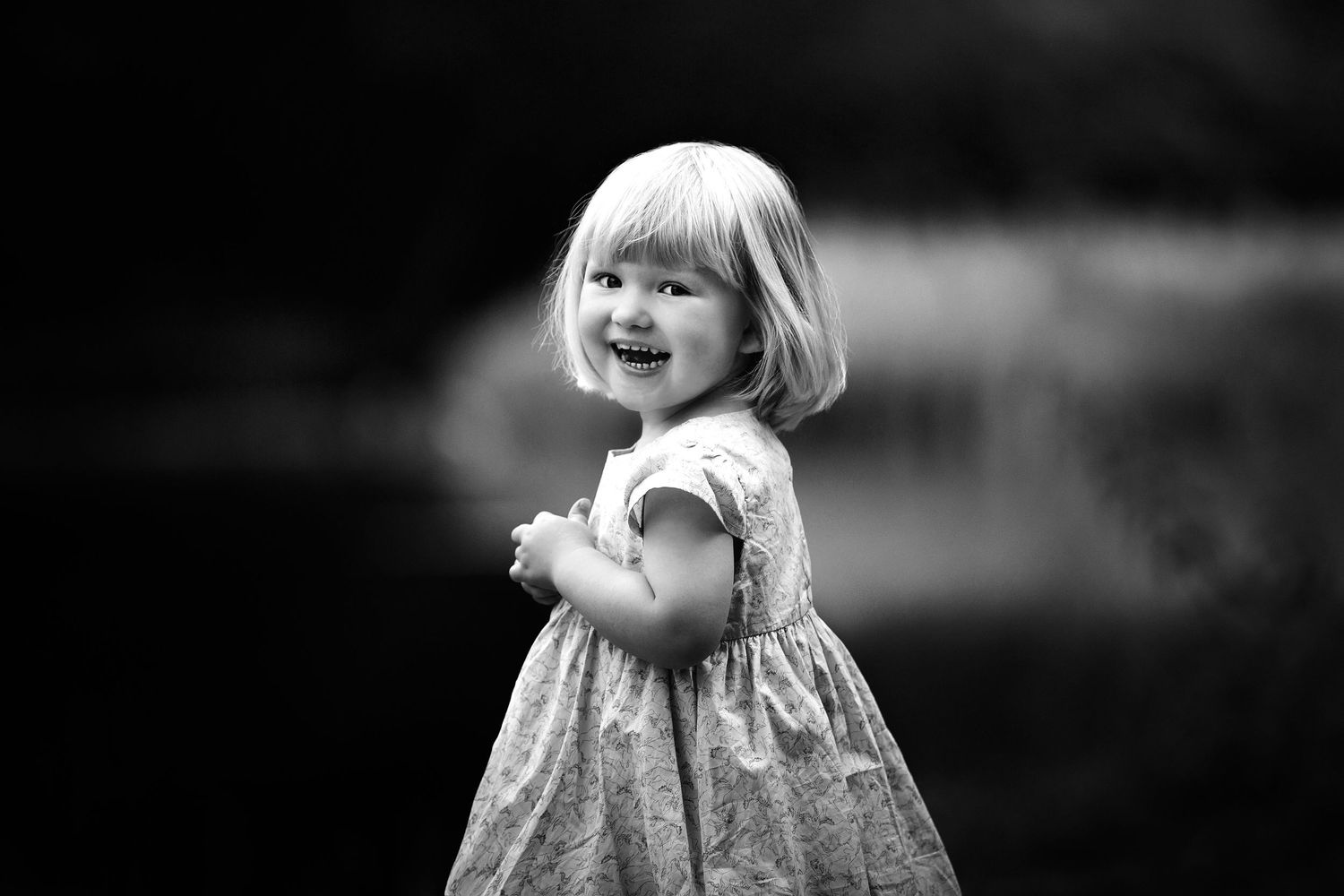 Pige i skoven, fotografering, børnefotografering i Favrskov. Fotoograf Jane Søndberg Hammel