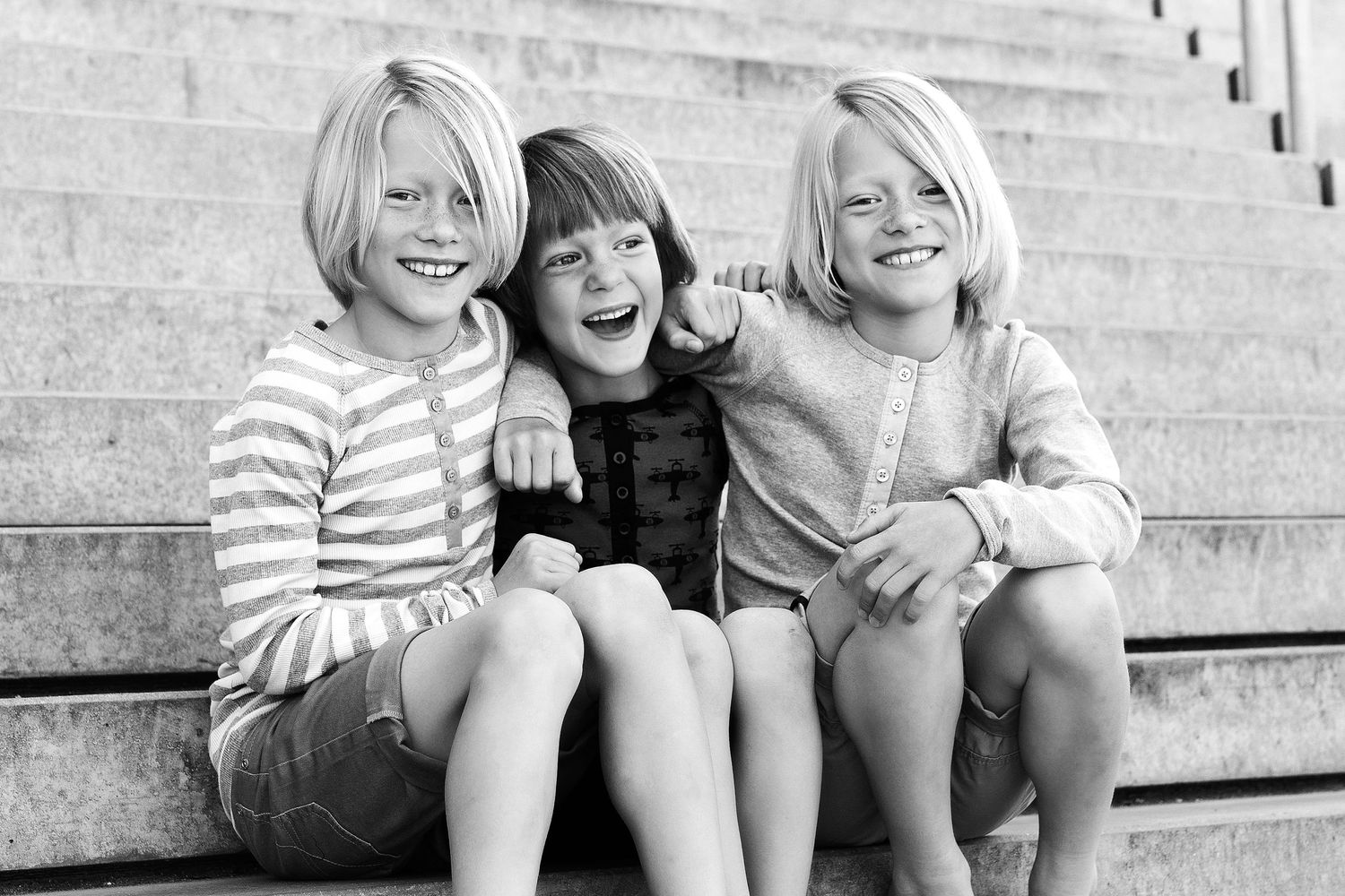 Brødre fotograferes på trappe i Århus af Fotograf Jane Søndberg, fotograf Hammel