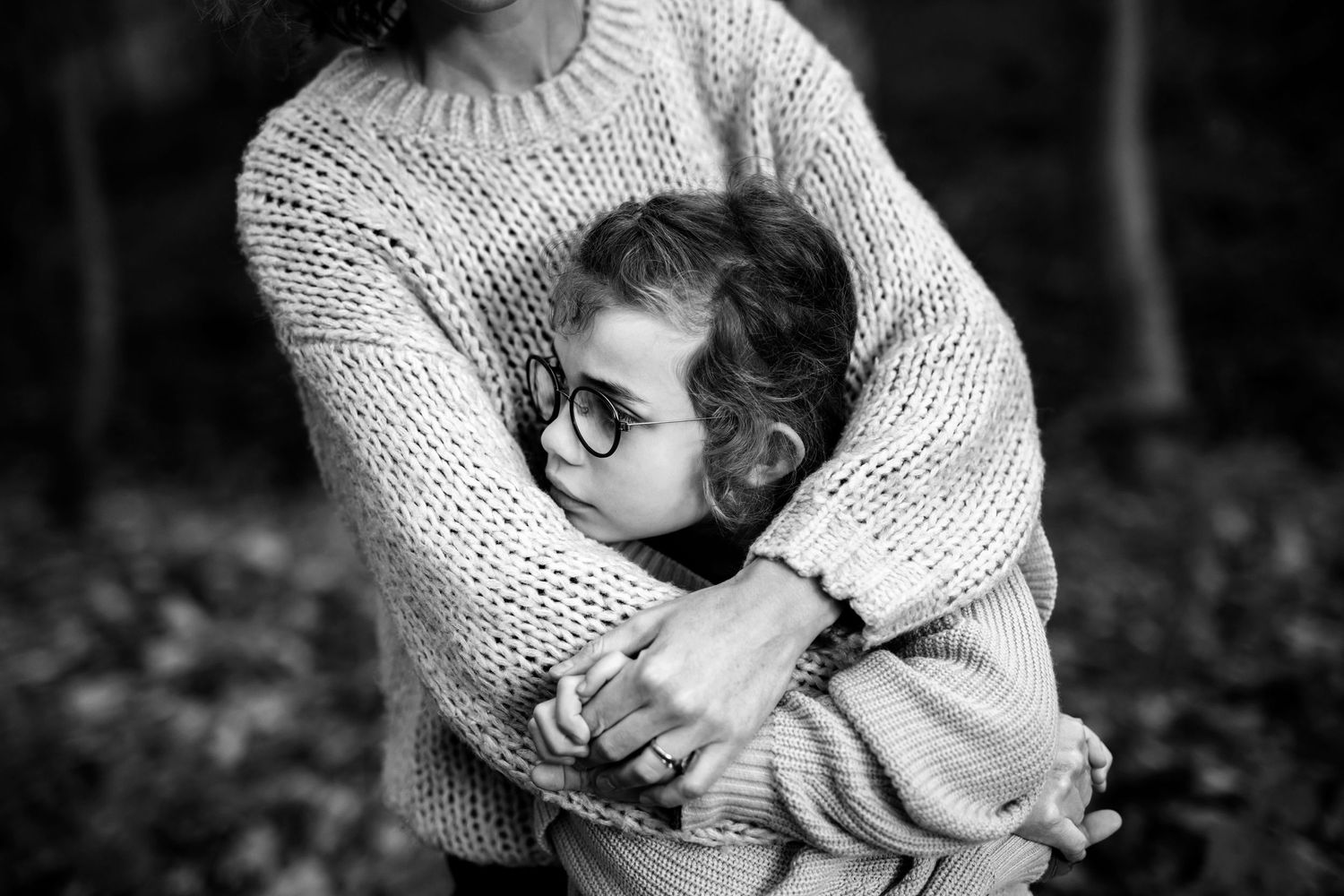 mor og datter billeder i skoven fotografering i skoven familiebilleder familiefotograf nær århus
