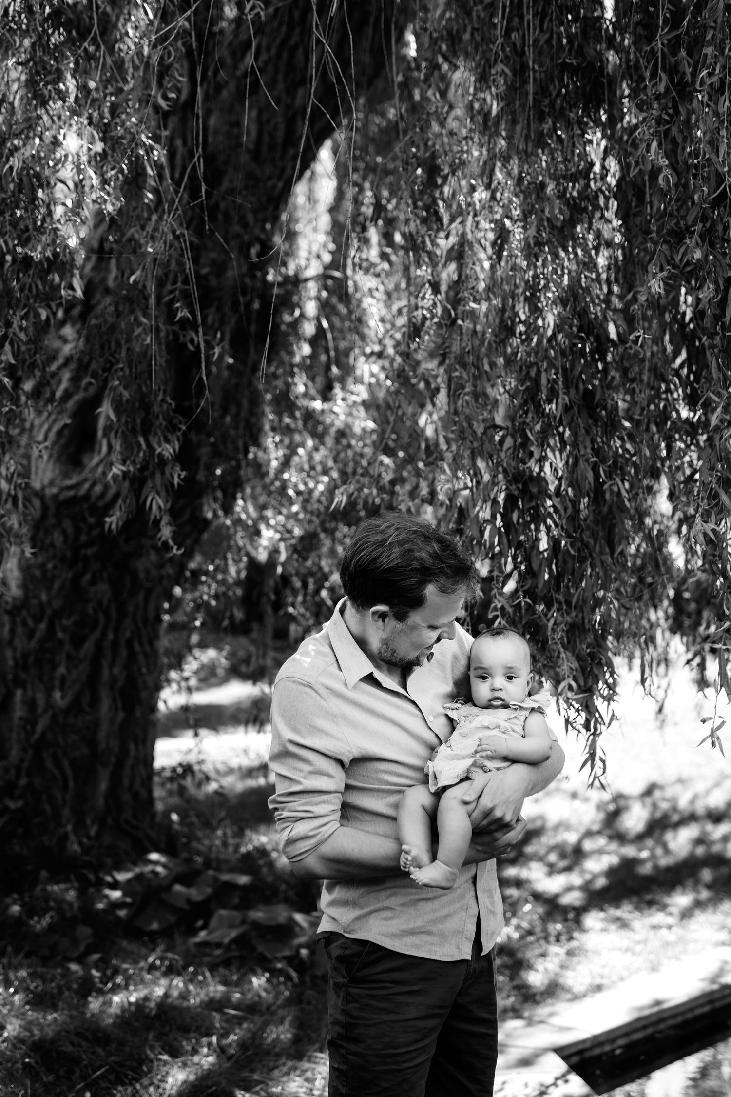 babyfotografering familiefotografering med far der holder baby fotografering mindeparken århus fotograf jane søndberg