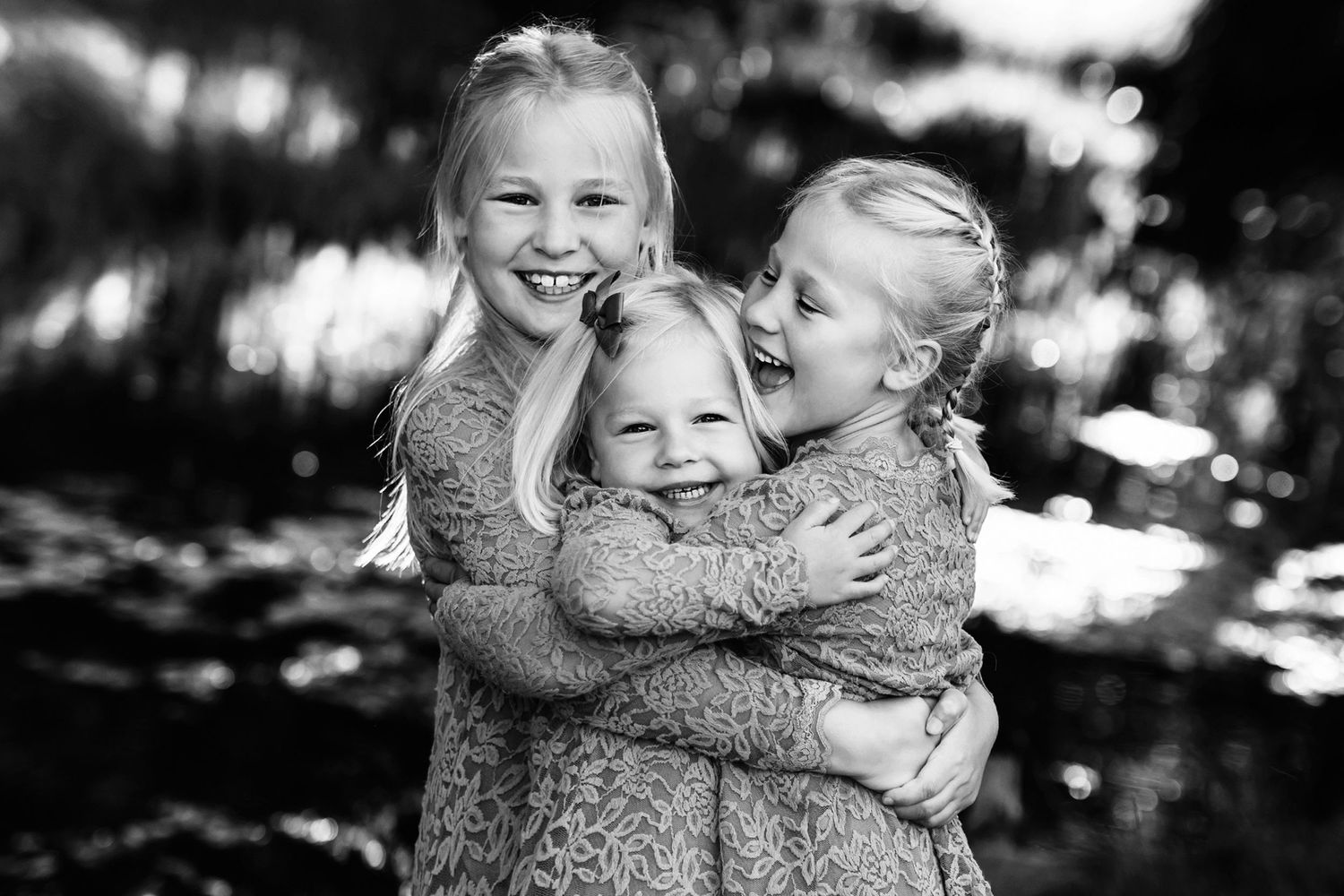 glade søstre fotografers i skoven skønne billeder af dine børn lige som de er hos fotograf jane i hammel foto silkeborg