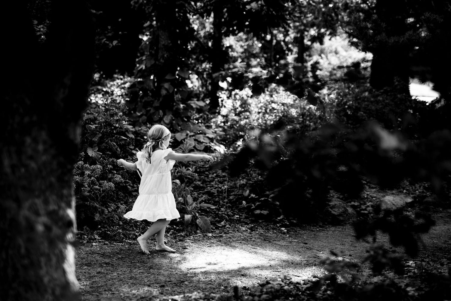 pige danser i botanisk have under fotoshoot med fotograf jane søndberg fotograf århus
