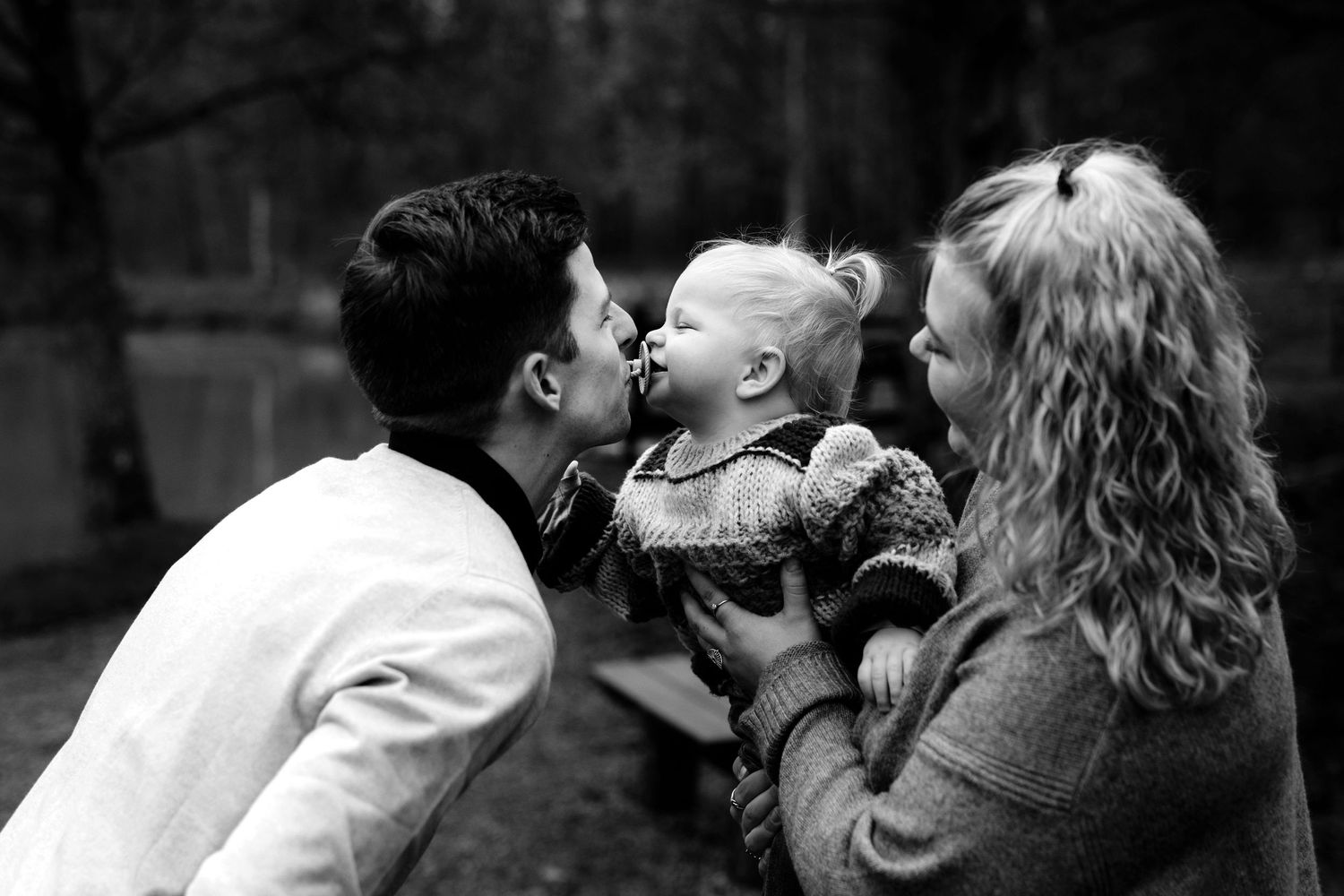 fotografering af familie i skoven. familiefotografering. familiebilleder minder for livet.