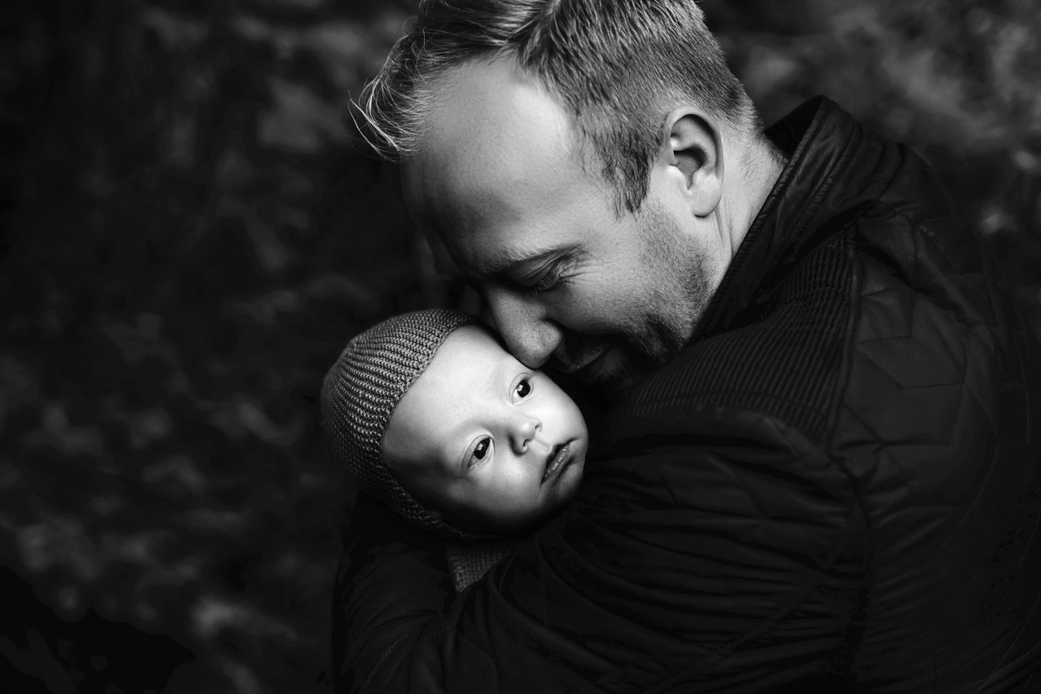 familiefotografering i skoven med far og søn