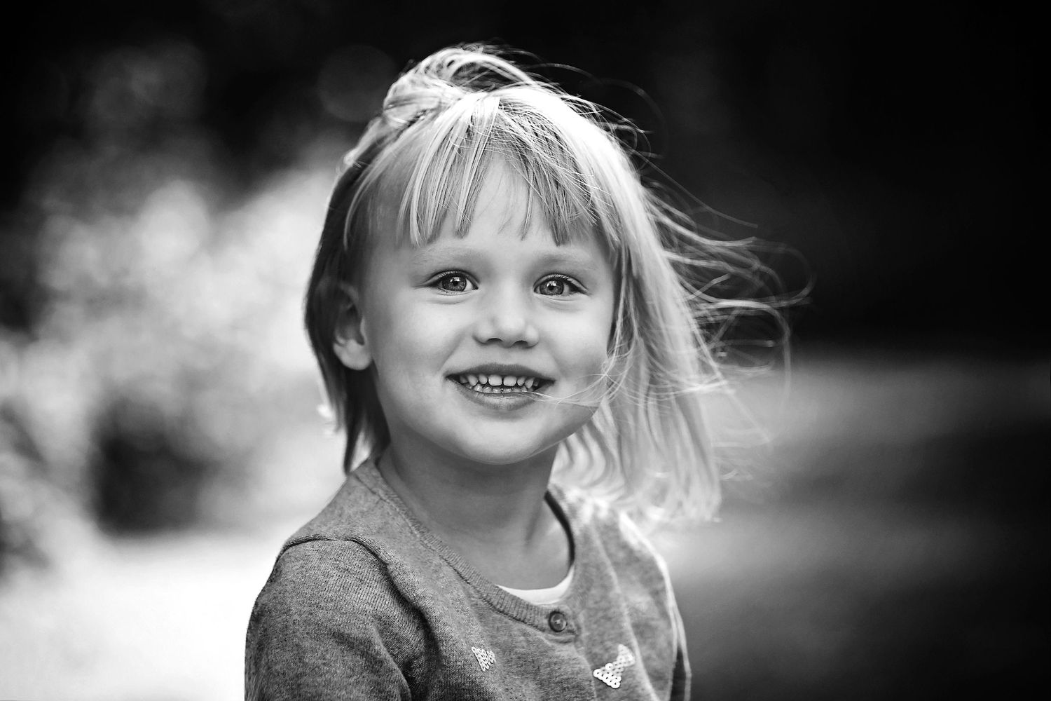 Smuk pige med solskin i håret fotograferet af Jane Søndberg, fotograf i Favrskov.