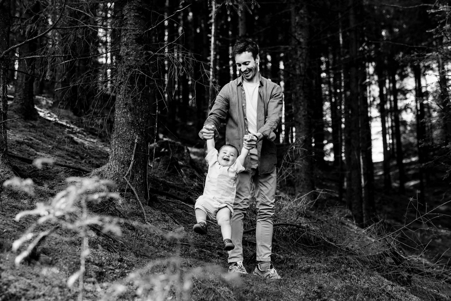 Familiefotografering inde i skoven er altid sjovt! Svingtur på fotoshoot.