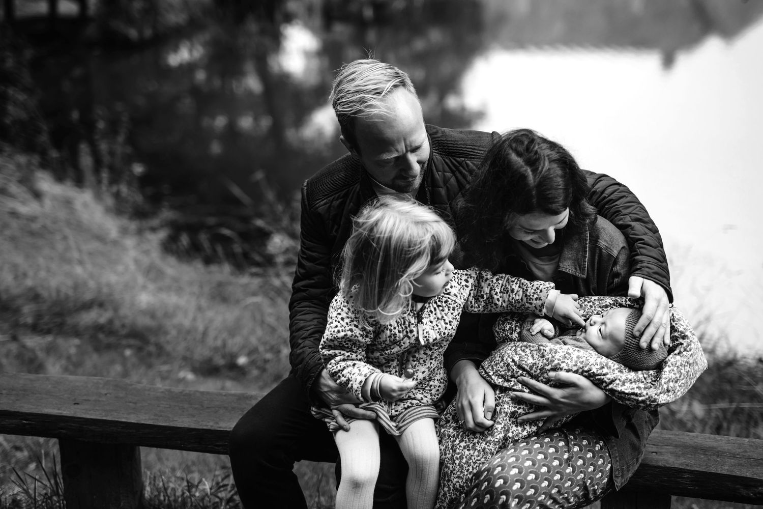 Tag familien med i skoven og få taget billeder af Fotograf Jane Søndberg, vi griner, leger og har det sjov. Fotograf midtjylland. Fotograf.