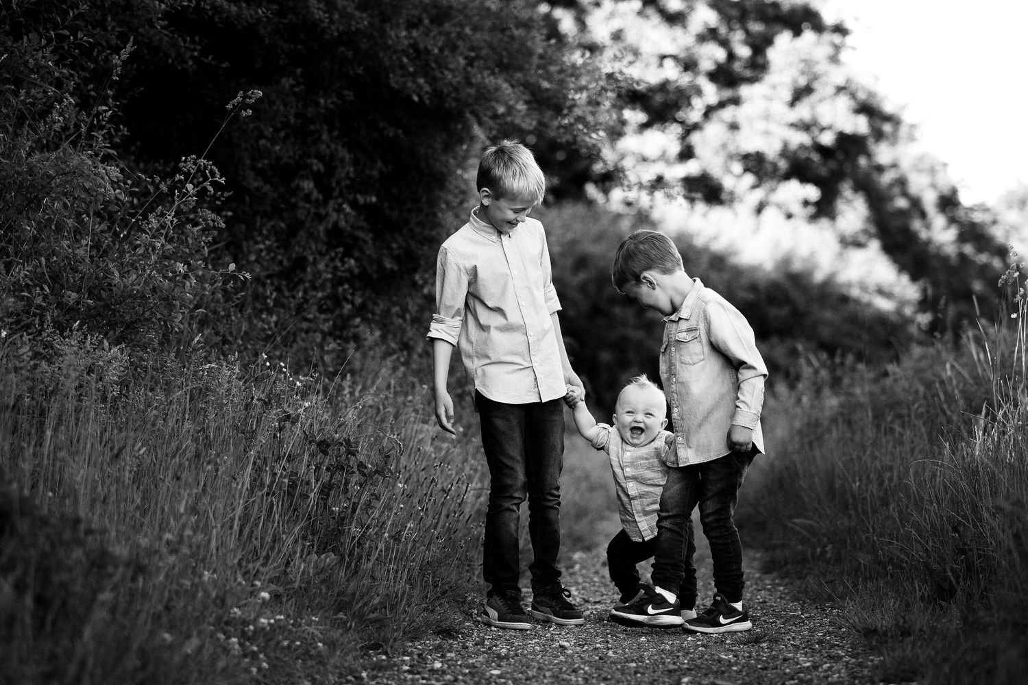 Søskendebilleder lavet i Tilst nær Århus. Skøn gåtur på fotoshoot med de 3 brødre her. Fotograf.