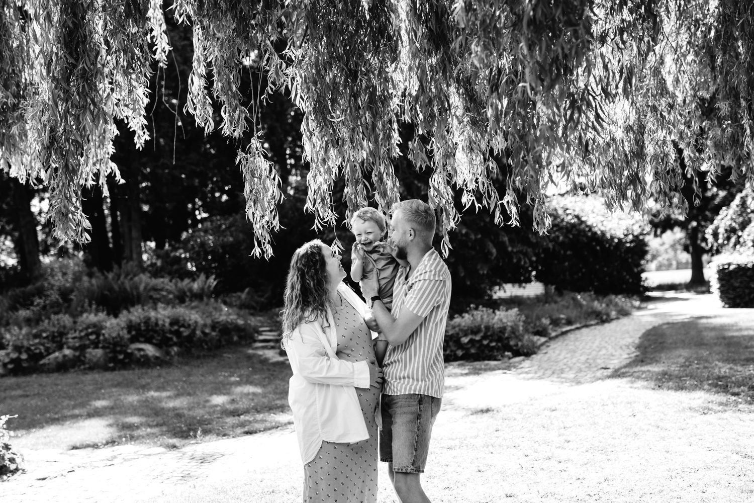 Gravidfotografering med hele familien. Familiebilleder. Familiefotografing i Mindeparken Århus er altid et hit!