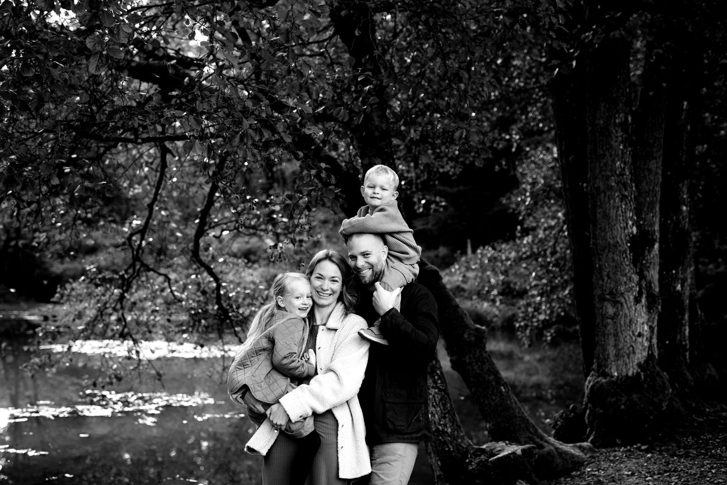 Tag familien med til familiefotografering hos Fotograf Jane Søndberg. Du får minder for livet. Stop tiden i smukke billeder.