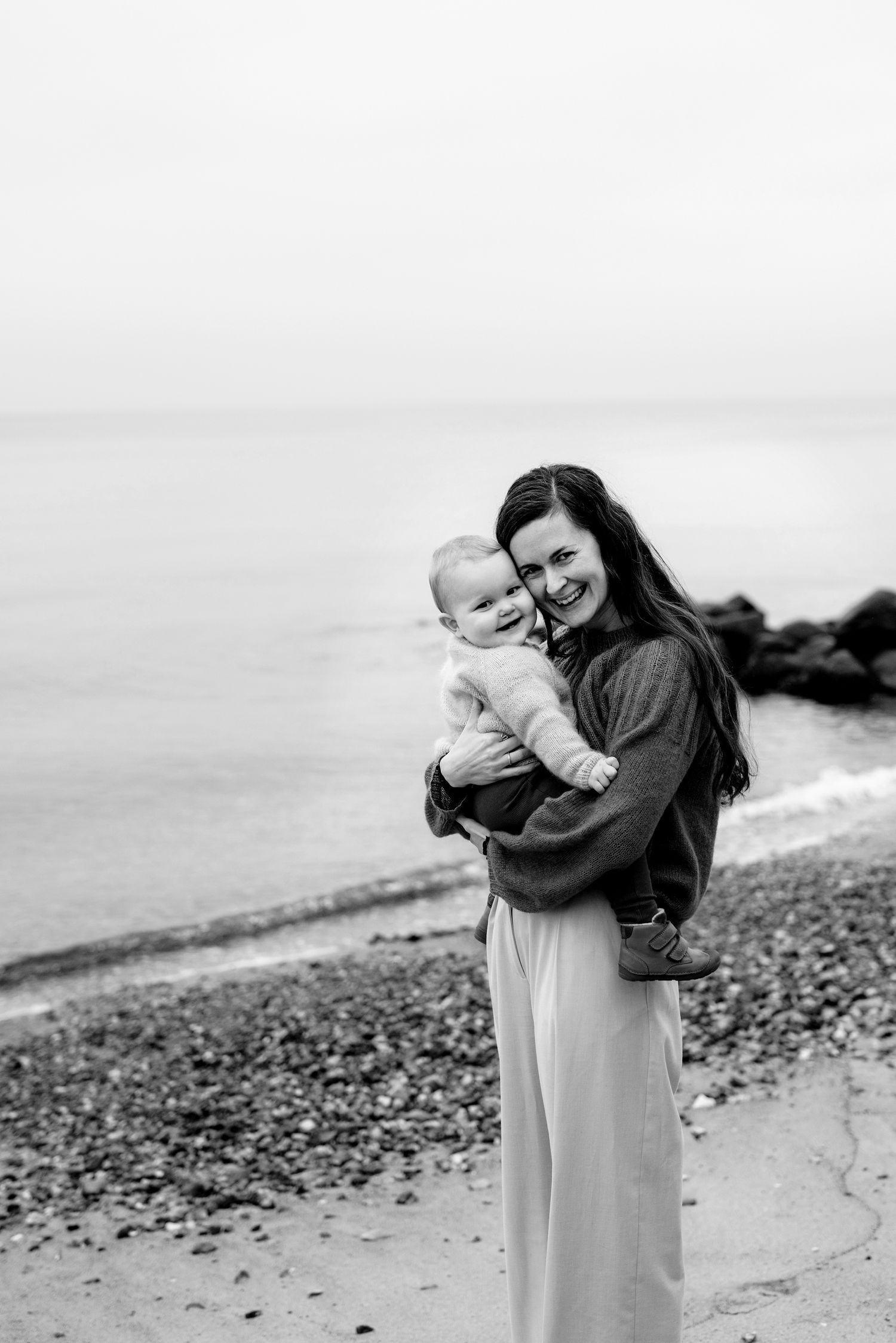 De fineste billeder af mor og baby til fotoshoot på stranden i Århus. Fotograferet af Fotograf Jane Søndberg.