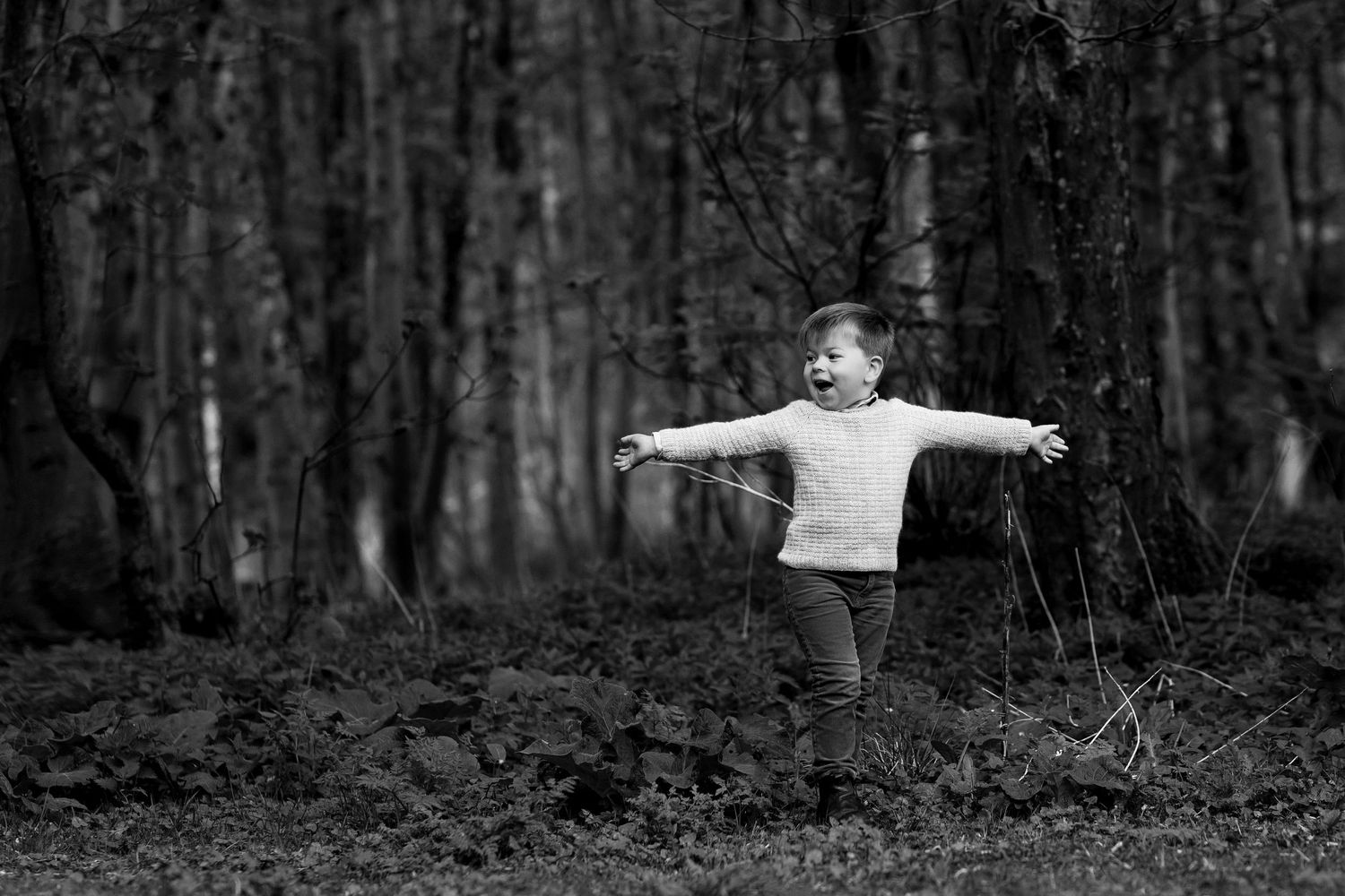 På fotoshoot i skoven med søskende hos Fotograf Jane Søndberg er et must. Fotograf Skanderborg. Foto Århus.