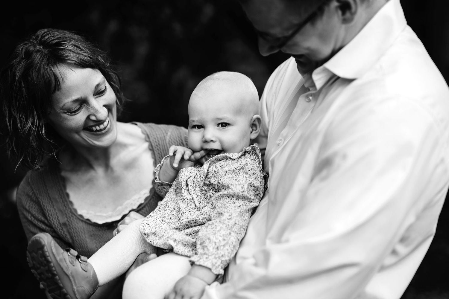 Babyfotografering med mor og far. Familiefotografering. Minder for livet. Fotograf Jane S.
