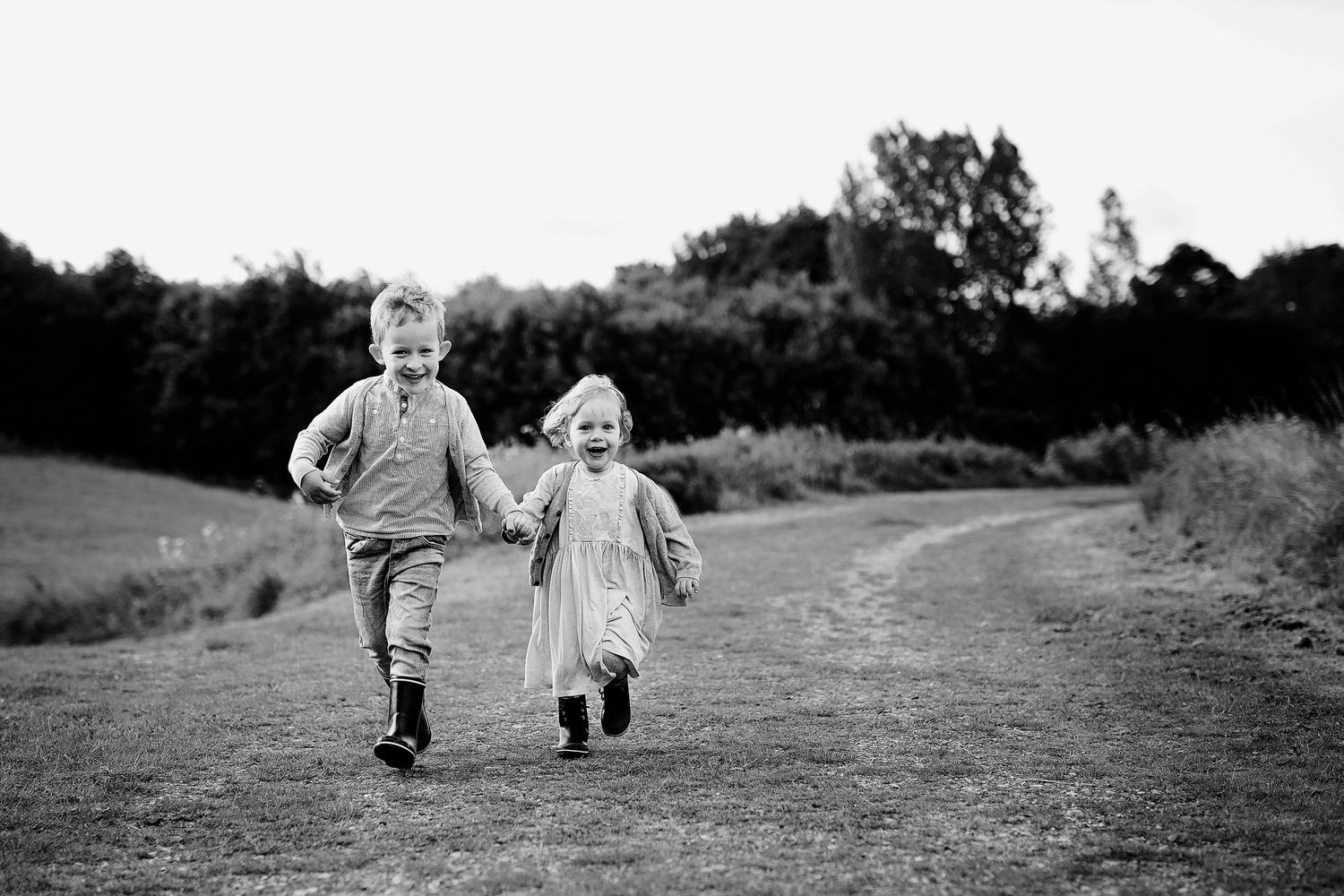 Søskendefotografering er aldrig kedeligt. Spørg bare Fotograf Jane Søndberg, som har mange års erfaring i at fotografere børn. Fotograf.