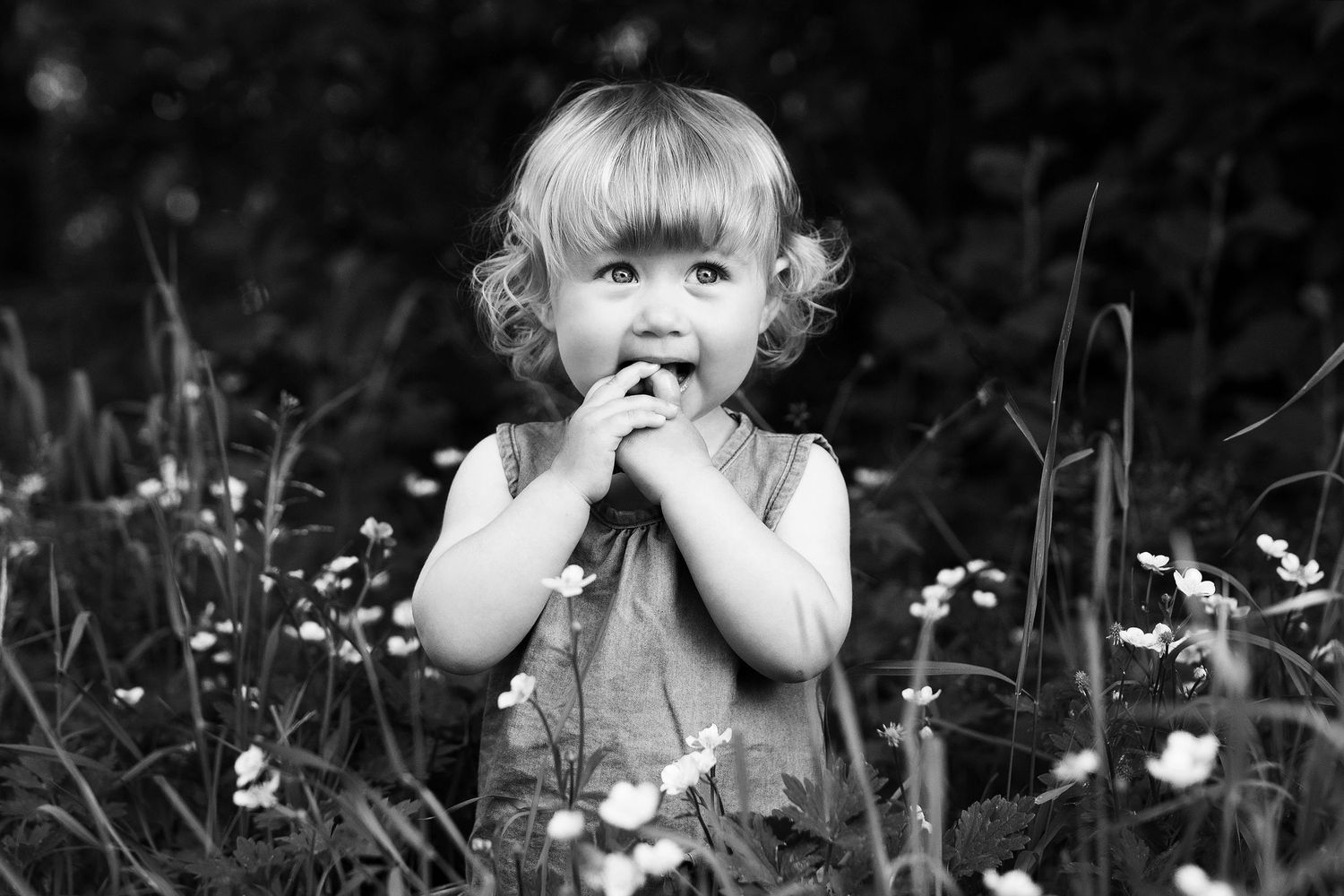 Baby Fotograf Randers Fotografering i skoven Århus. Børnefotograf Jane Søndberg. Familiefotograf. Skønne billeder af dine børn, lige som de.