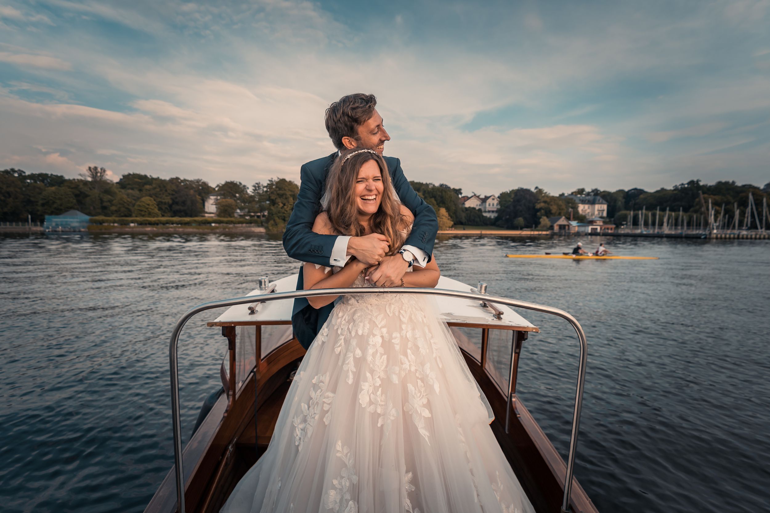 Glücklicher Bräutigam auf einem idyllischen Schiff während der Spree-Fahrt in Berlin.  Hochzeitsfotograf Berlin  Brandenburg