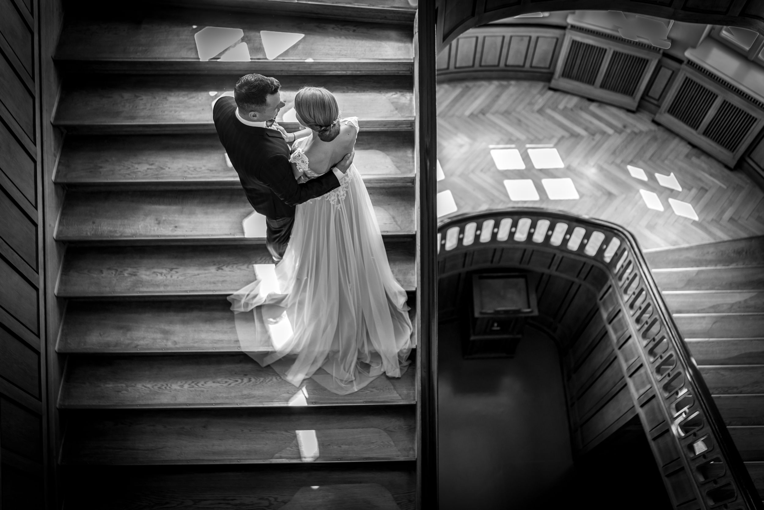 Brautpaar auf Treppe des Standesamts Treptow-Köpenick., Hochzeitsfotograf Berlin  Brandenburg