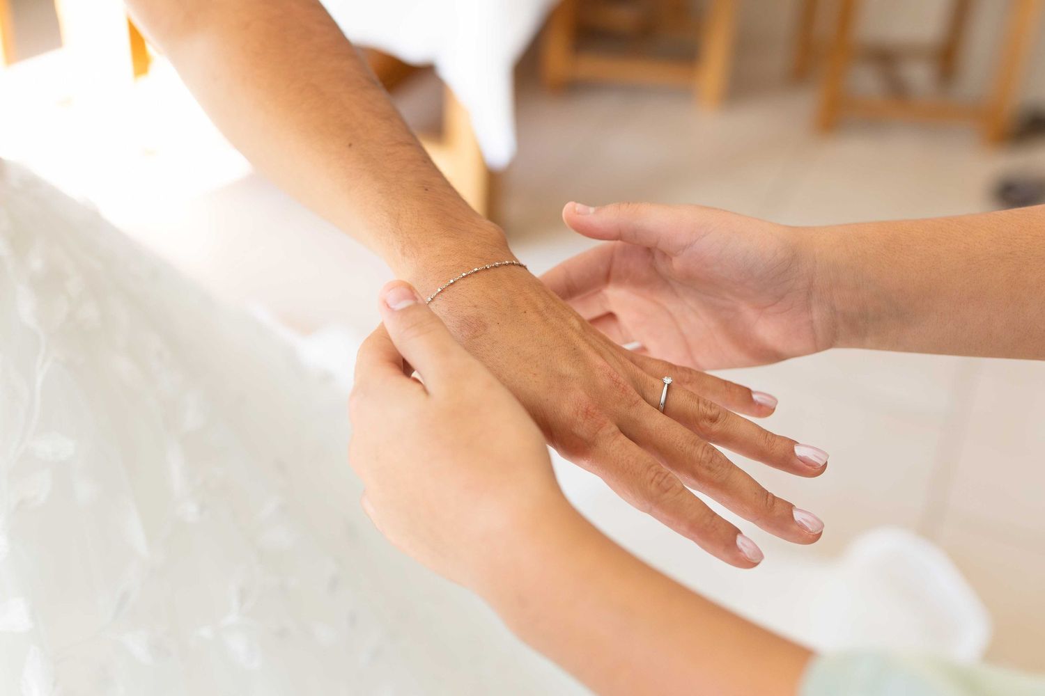 Deux mains effectuant un massage doux sur un avant-bras lors d'une séance de spa.