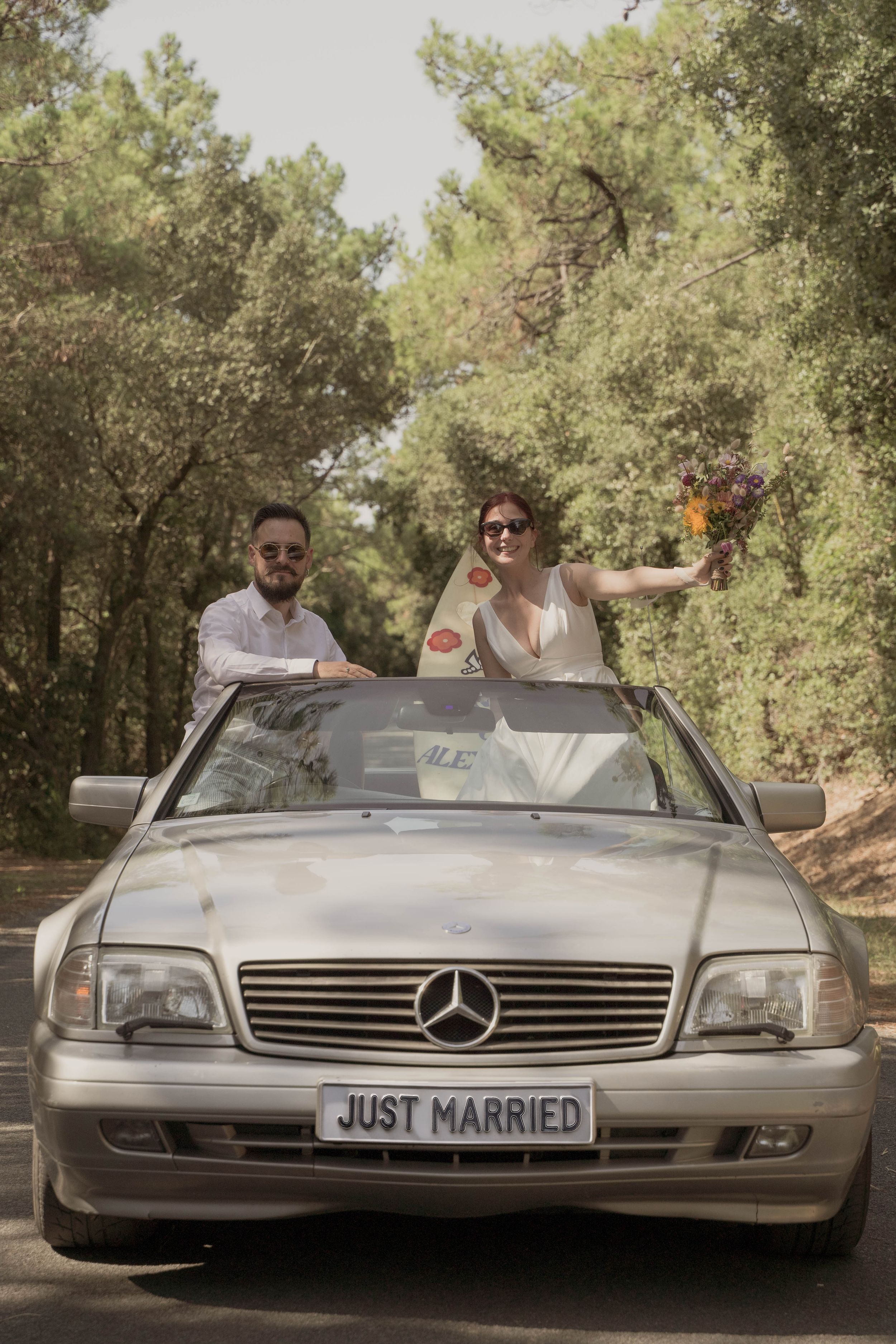 Mariage Intimiste aux Sables d'Olonne en bord de mer dans une surf house photographié par une photographe elopement en France