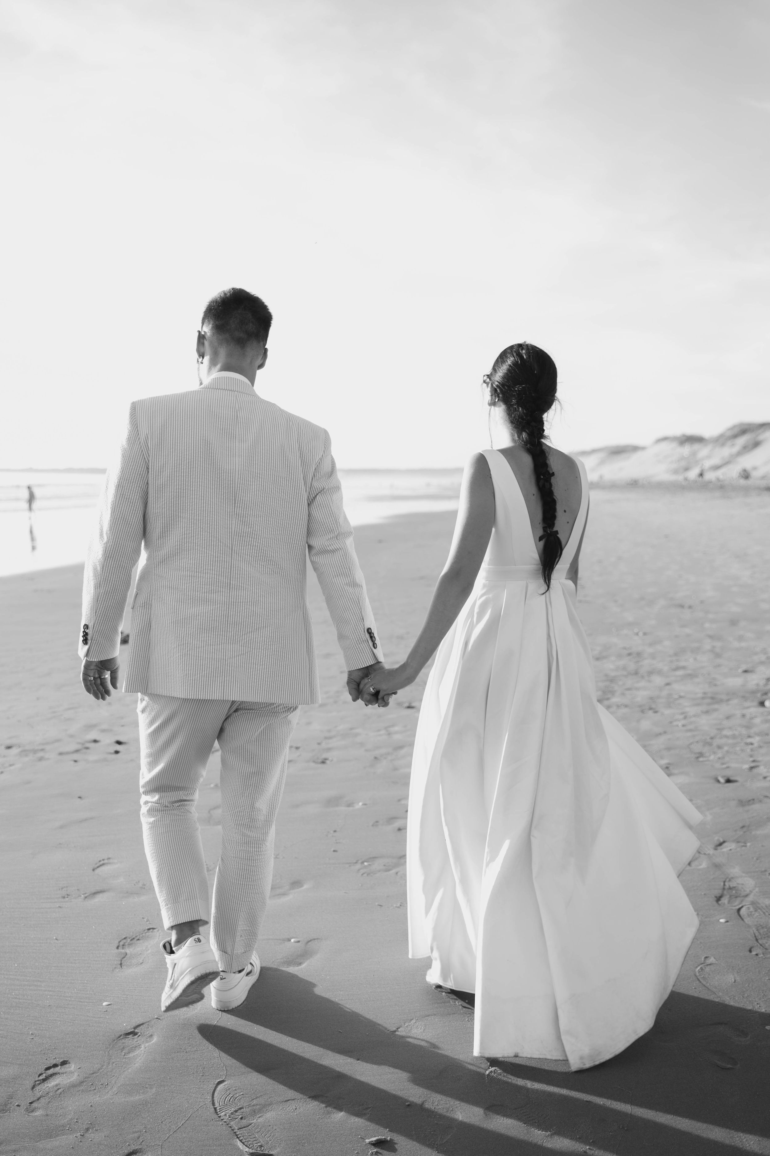 Mariage Intimiste aux Sables d'Olonne en bord de mer dans une surf house photographié par une photographe elopement en France