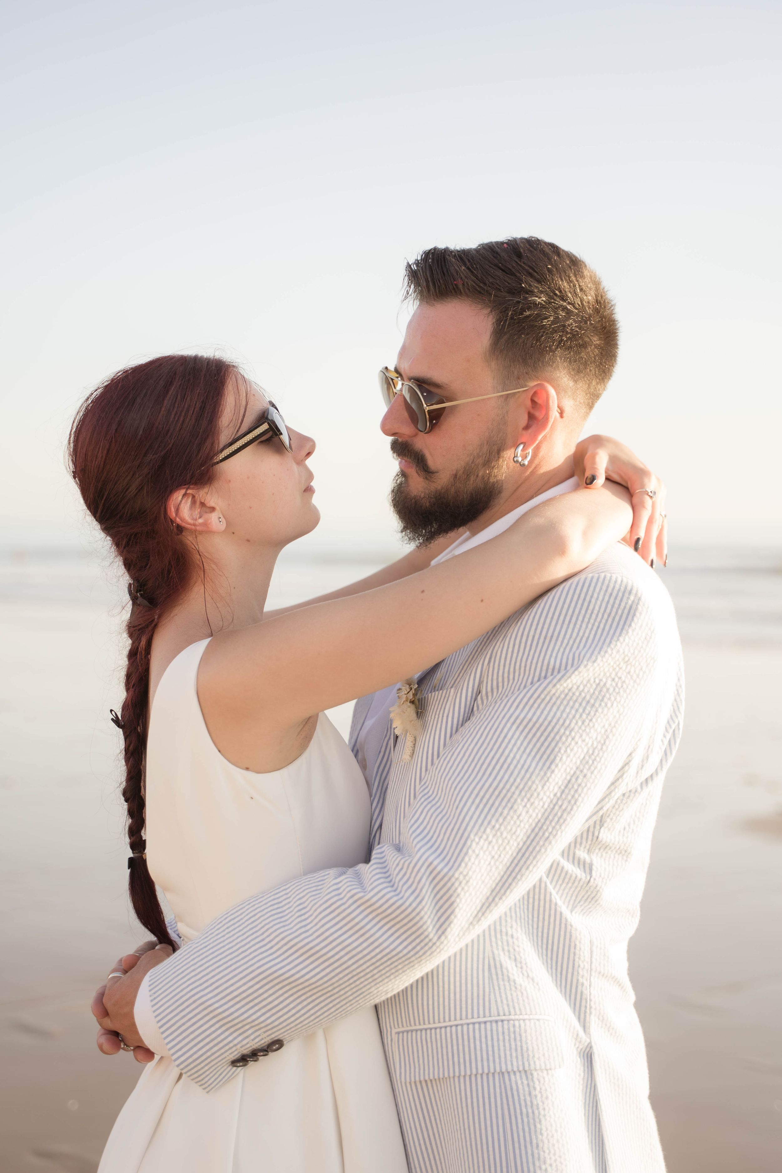 Mariage Intimiste aux Sables d'Olonne en bord de mer dans une surf house photographié par une photographe elopement en France